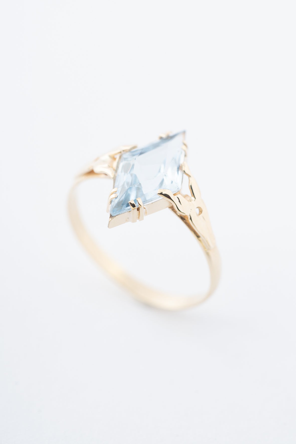 Antique yellow gold marquise ring with a blue spinel