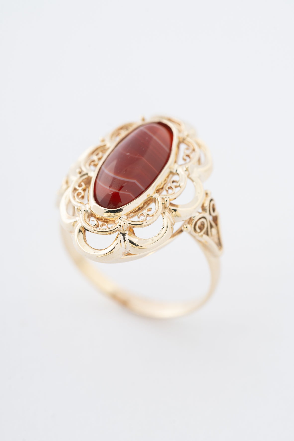 Yellow gold ring with a striped agate