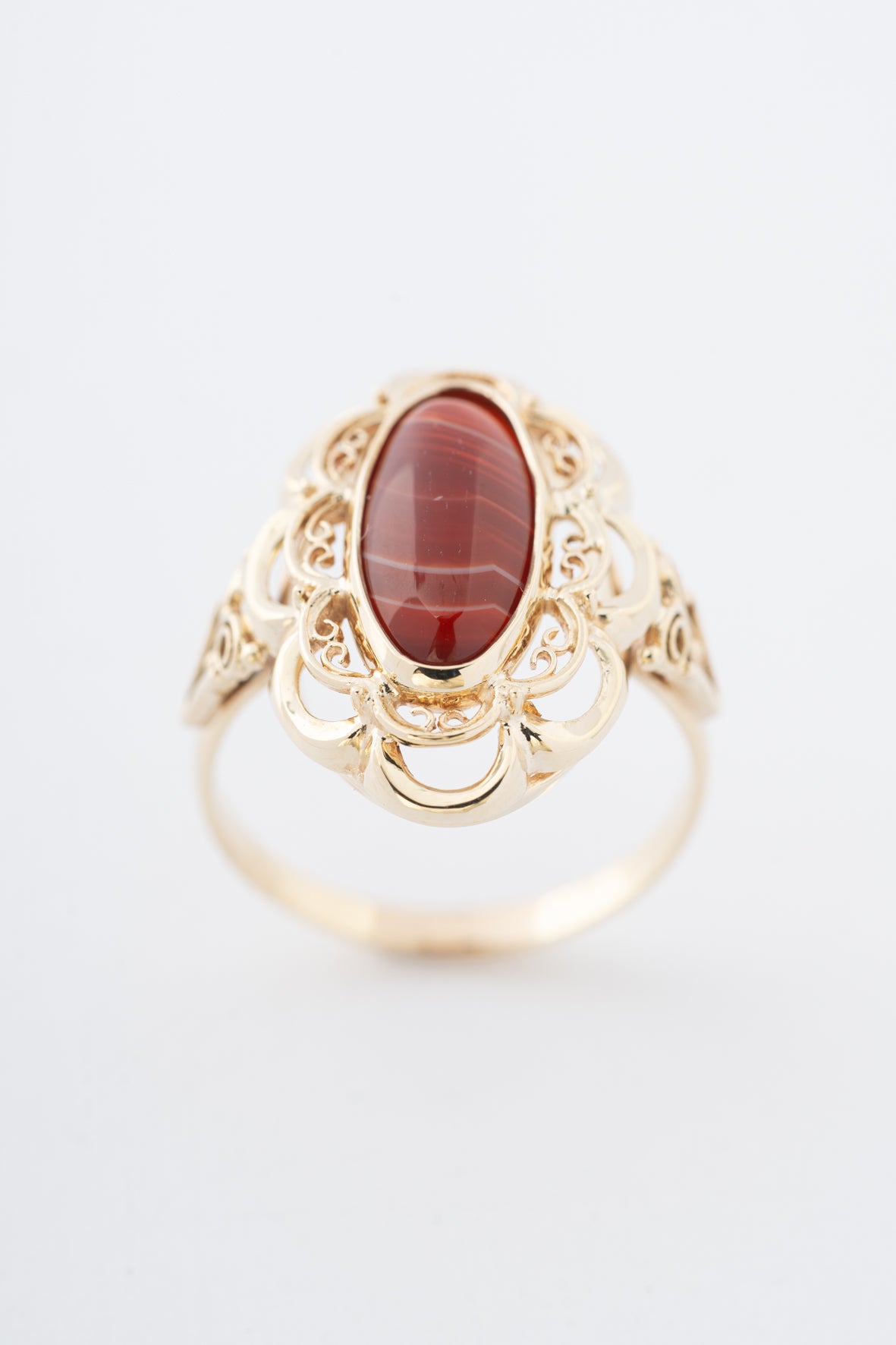 Yellow gold ring with a striped agate