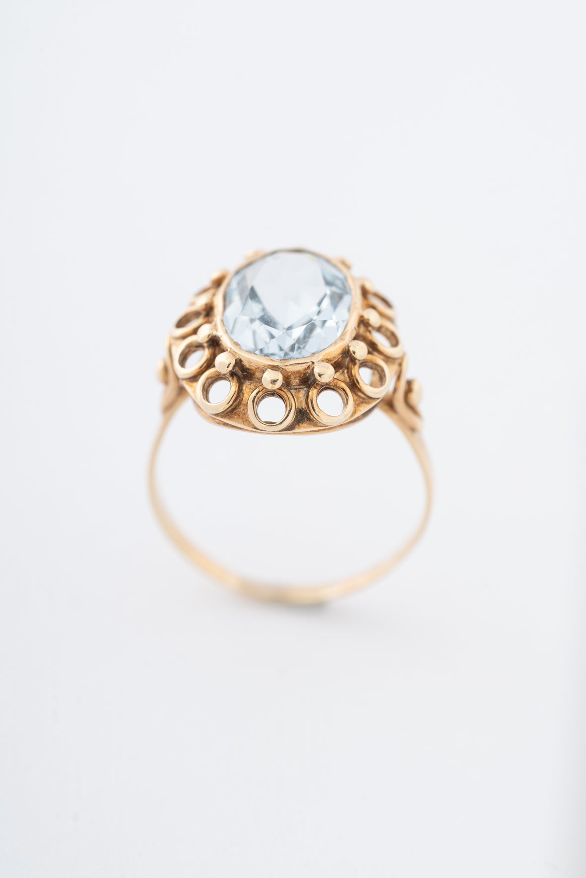 Yellow gold ring with synth. spinel