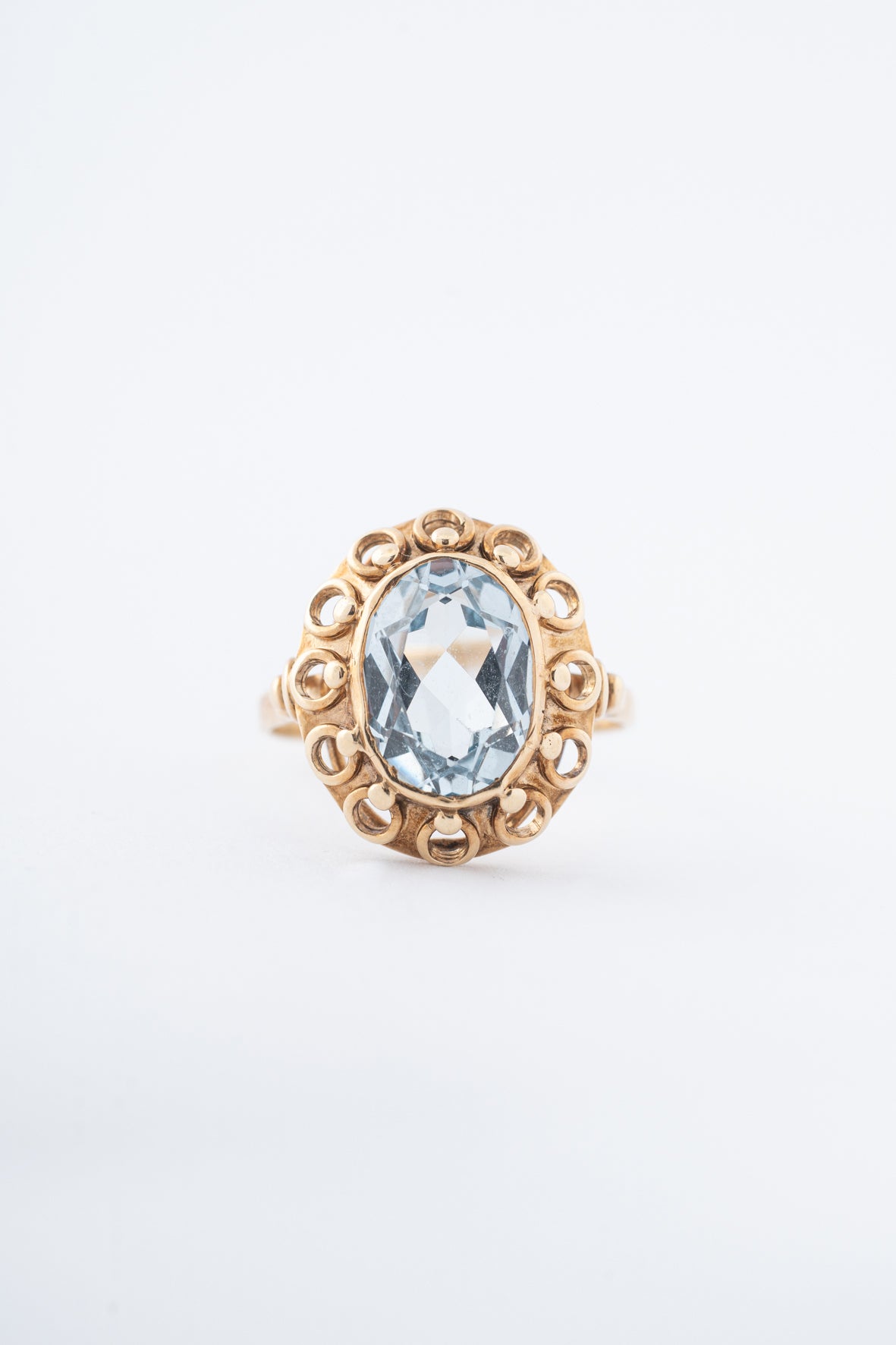 Yellow gold ring with synth. spinel