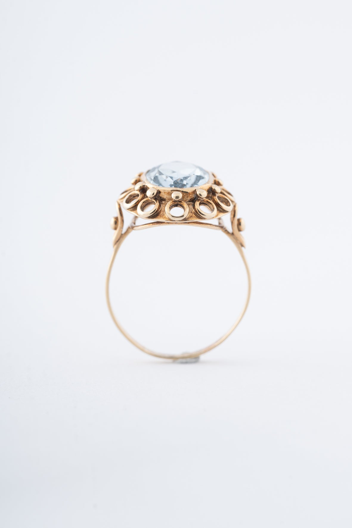 Yellow gold ring with synth. spinel