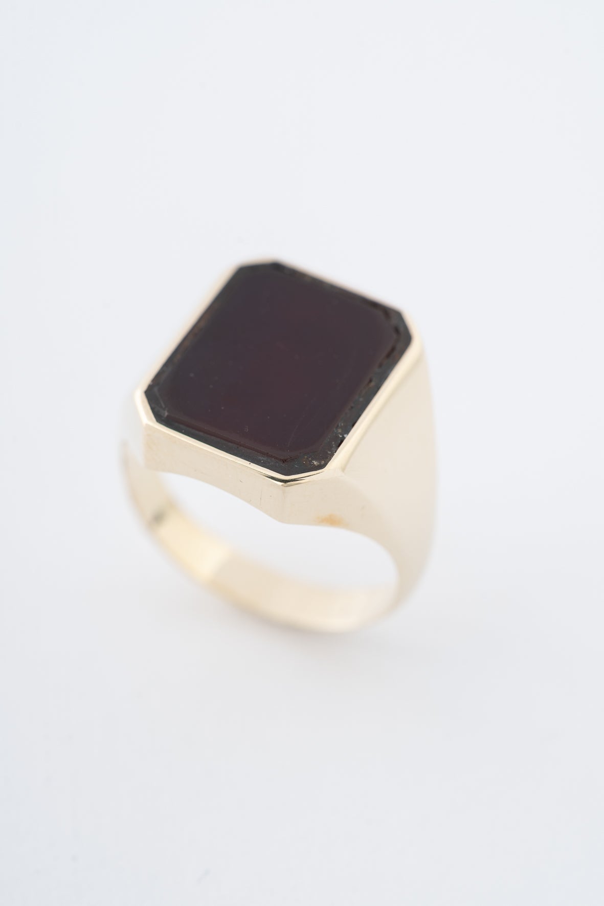 Yellow gold men's ring with a carnelian