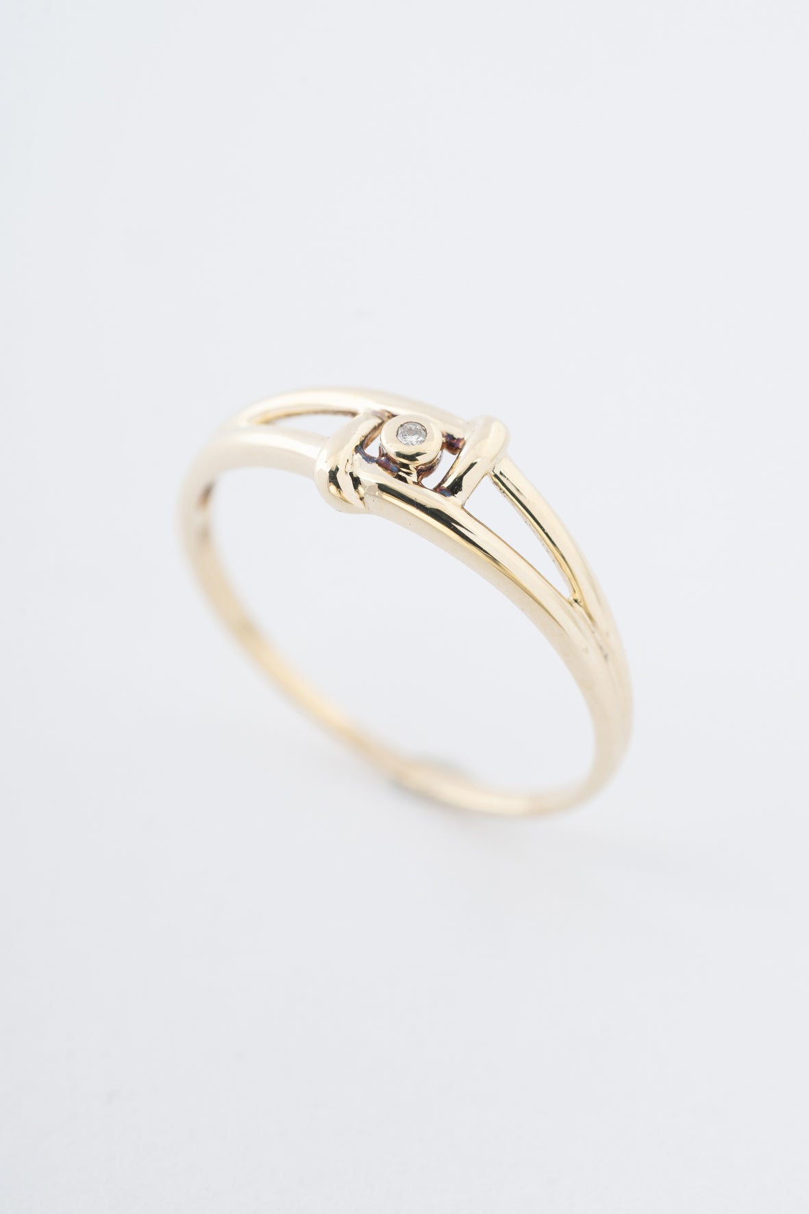 Yellow gold ring with a brilliant-cut diamond