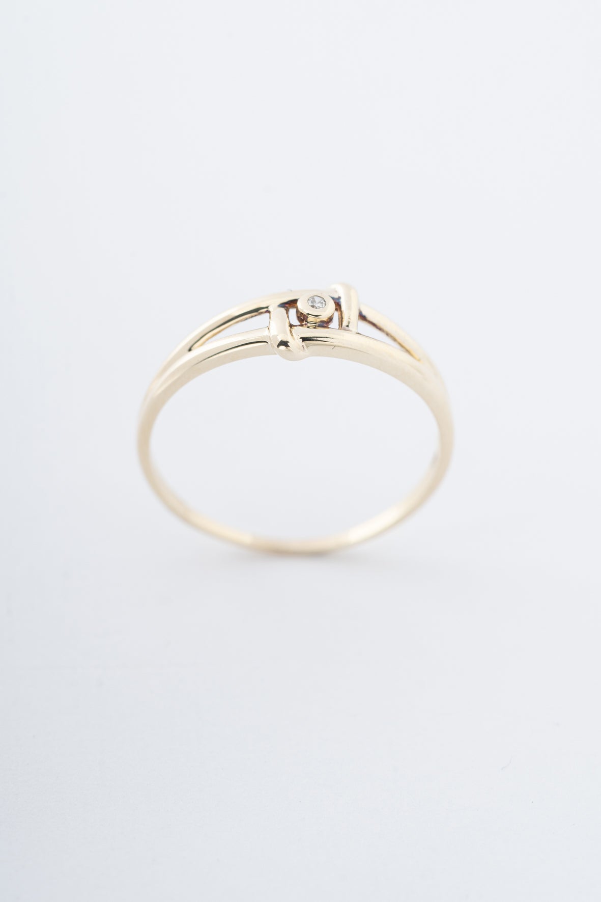 Yellow gold ring with a brilliant-cut diamond