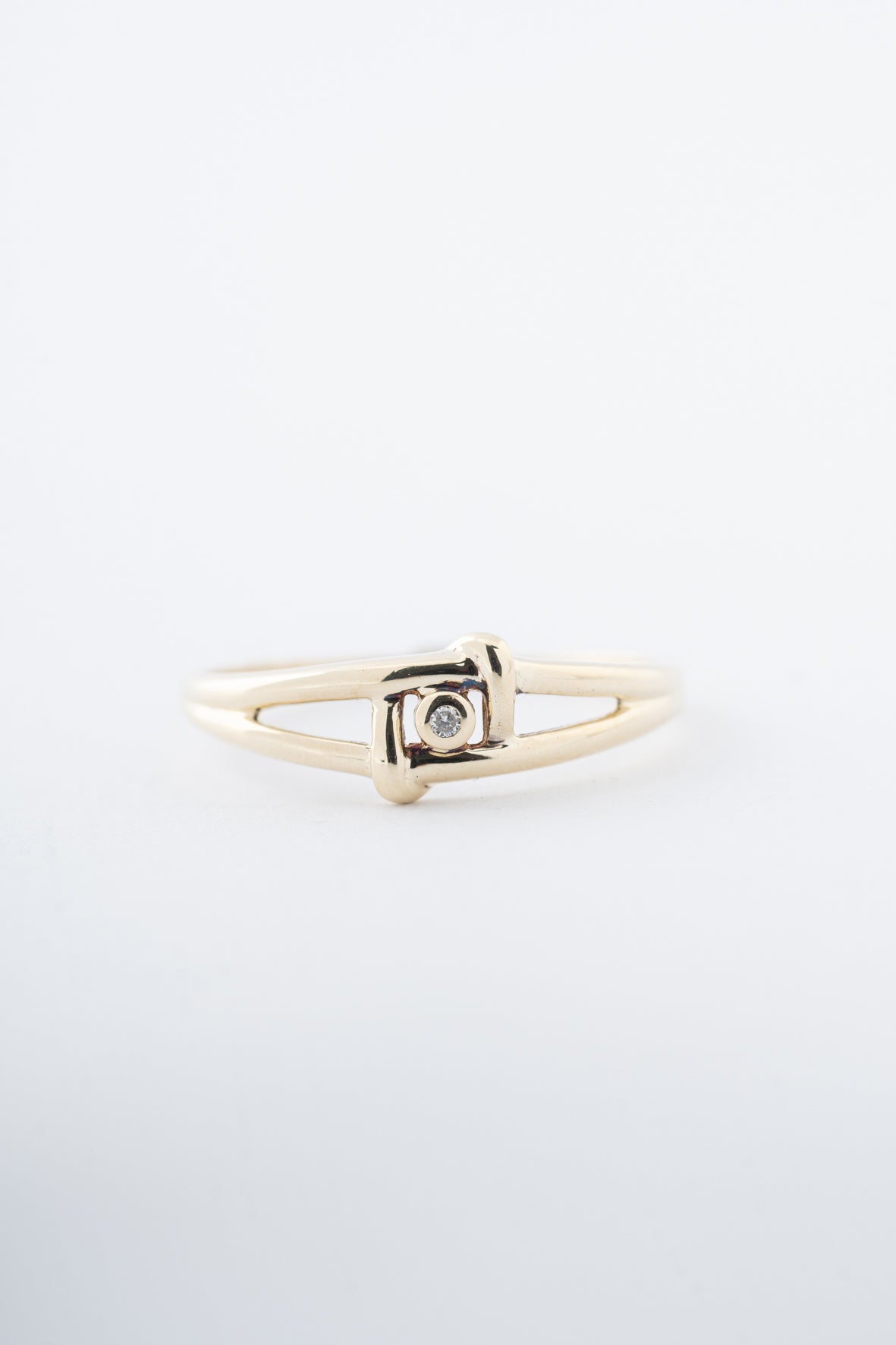 Yellow gold ring with a brilliant-cut diamond
