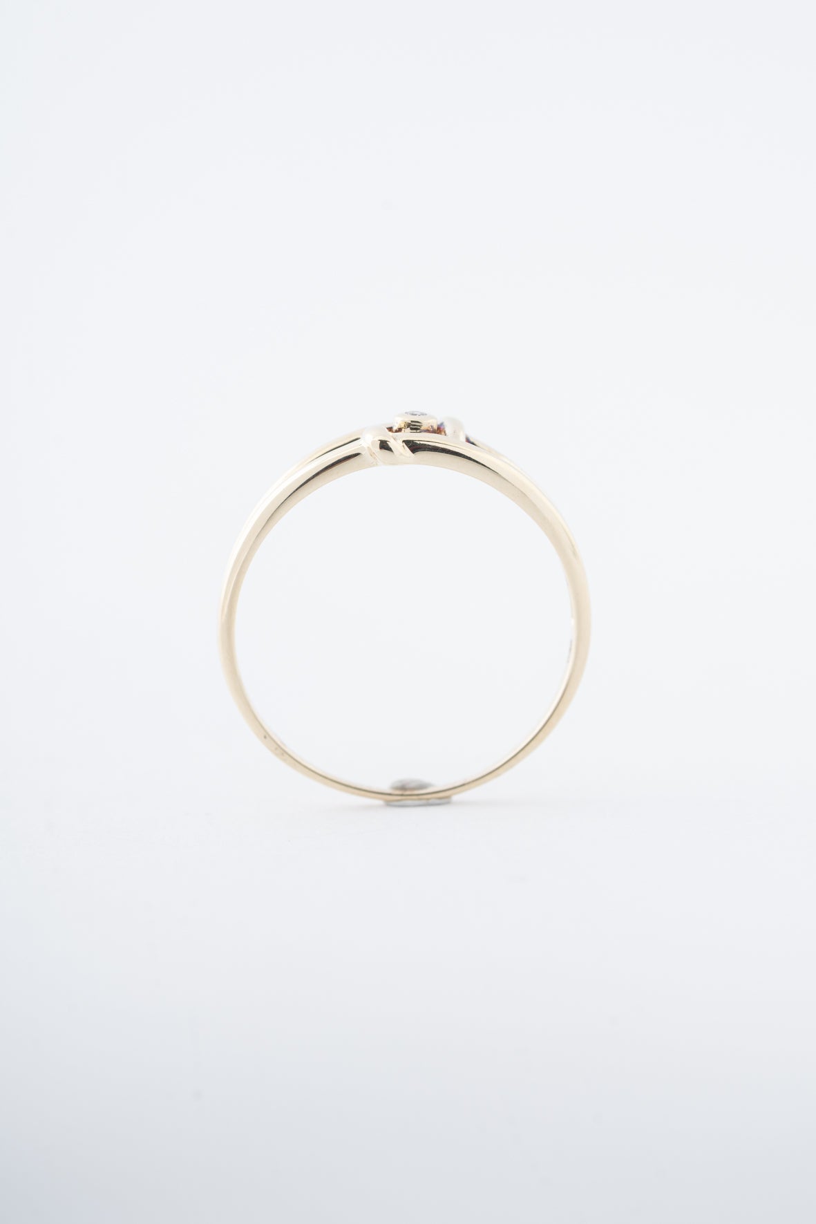 Yellow gold ring with a brilliant-cut diamond