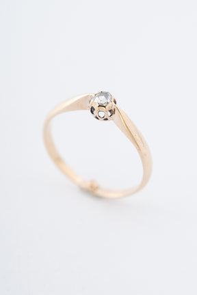 Antieke geel gouden solitair ring met een diamant