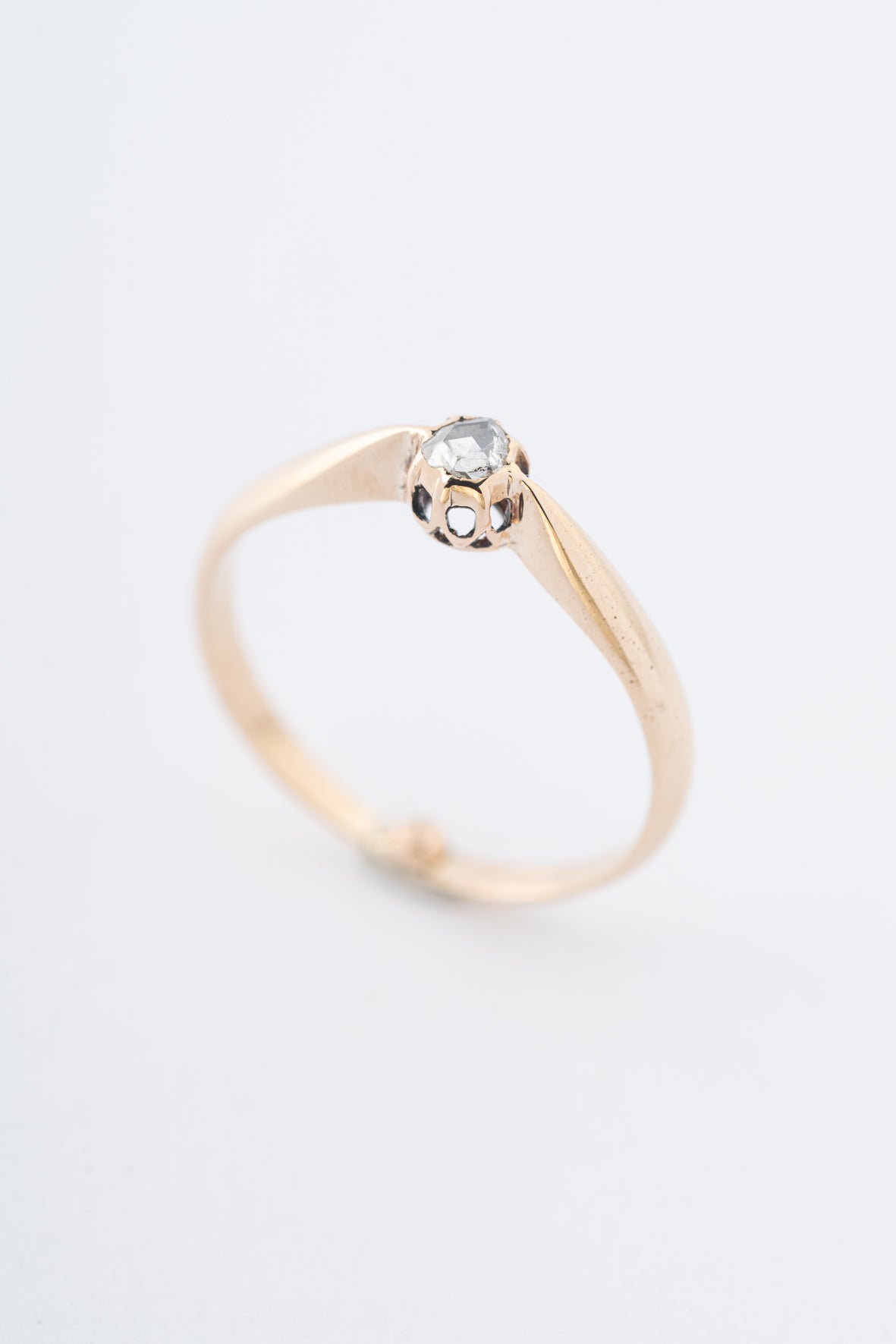 Antieke geel gouden solitair ring met een diamant
