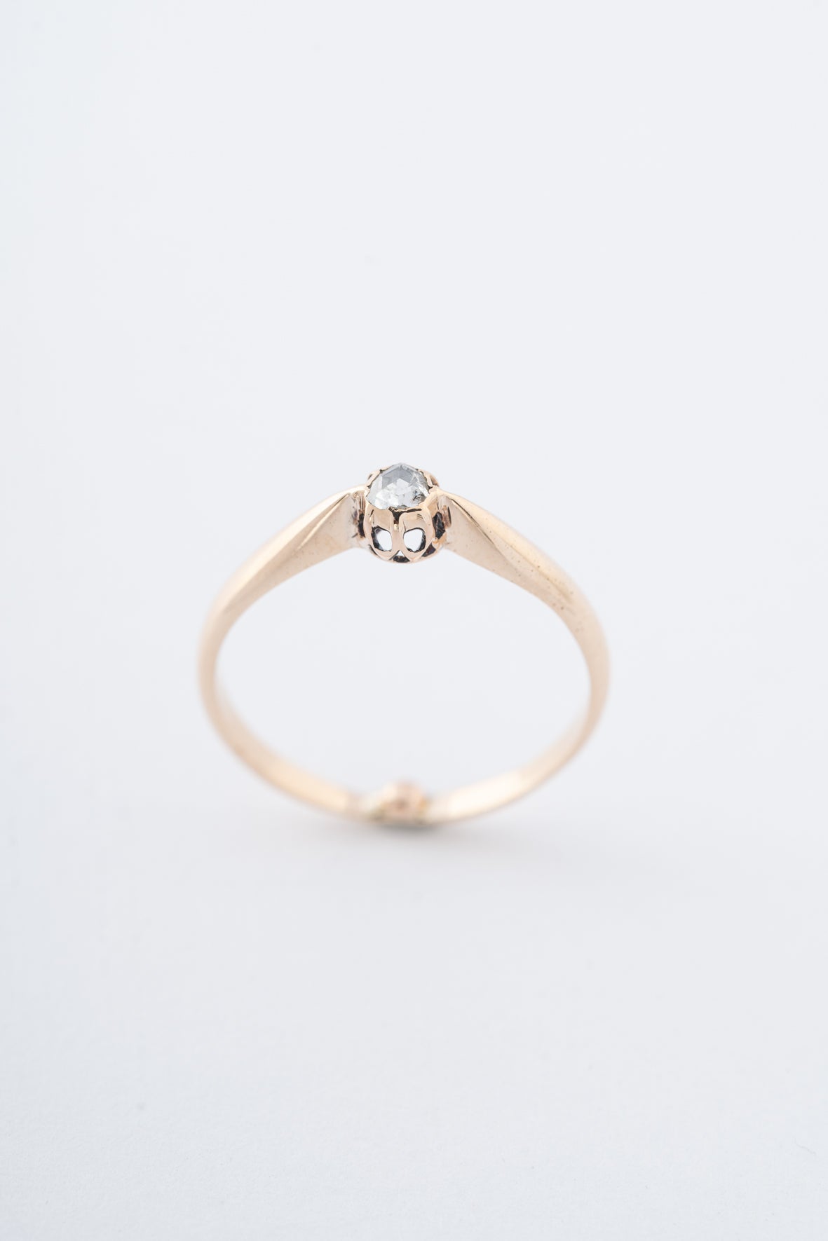 Antieke geel gouden solitair ring met een diamant