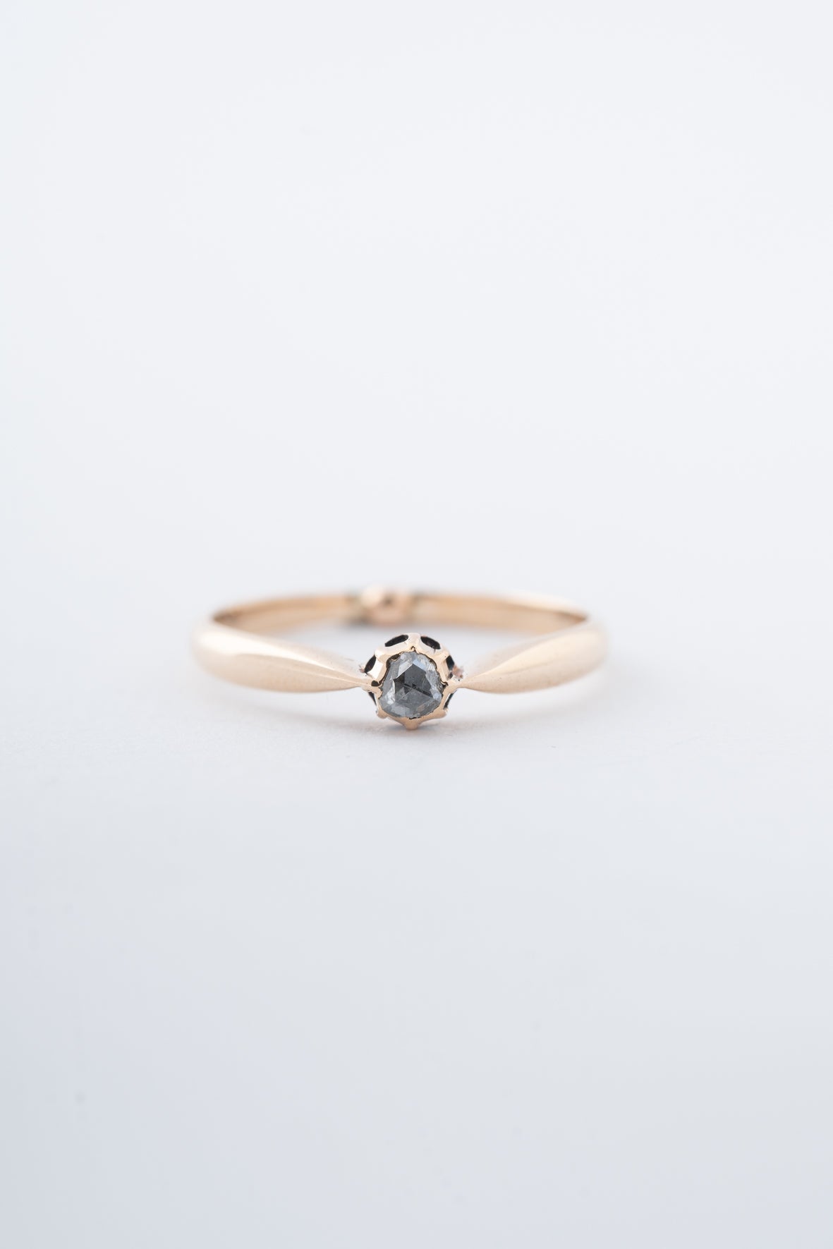 Antieke geel gouden solitair ring met een diamant