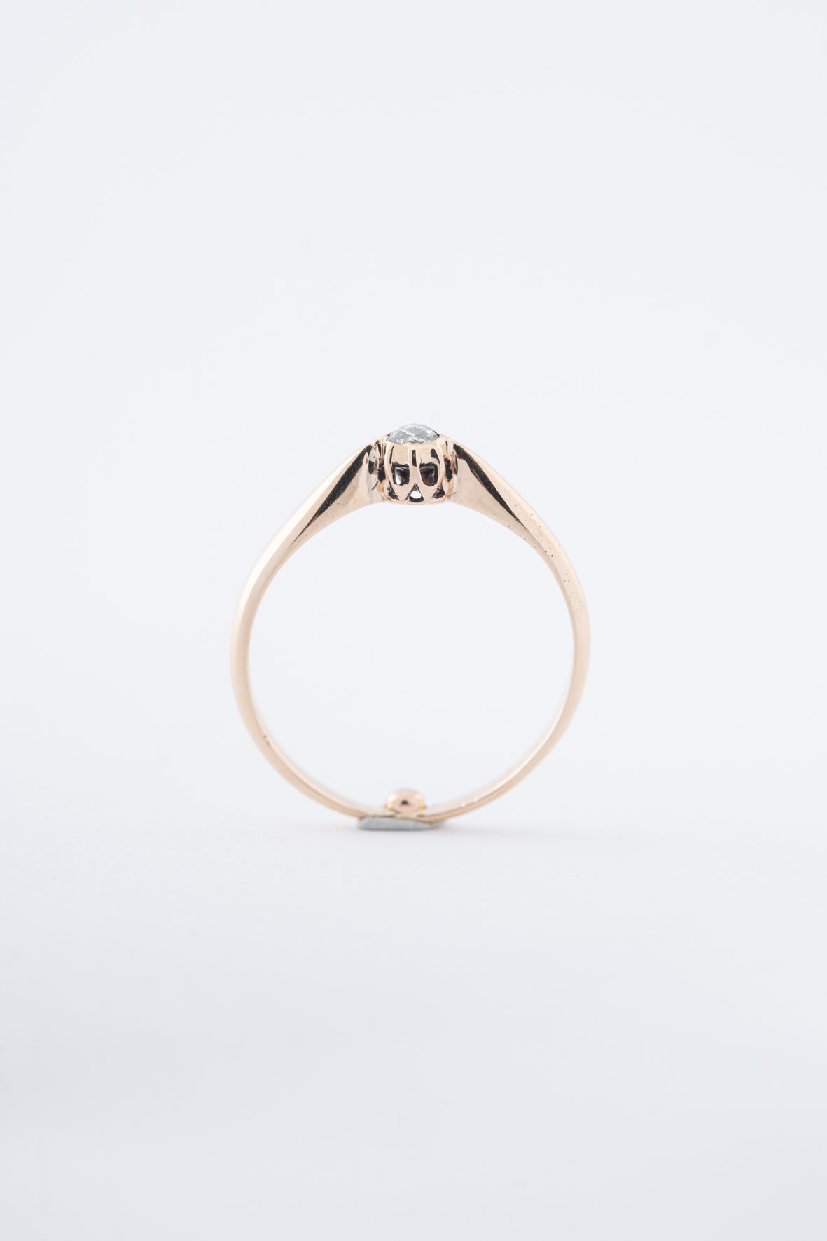Antieke geel gouden solitair ring met een diamant