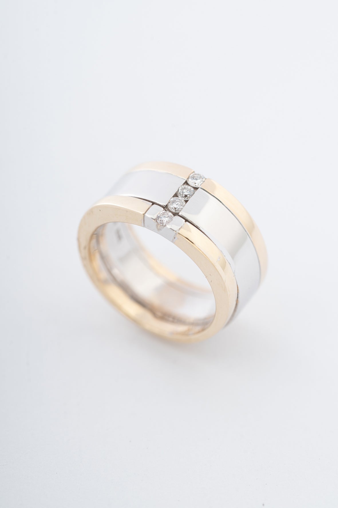 Wit-geel gouden ring met briljanten van Le Chic