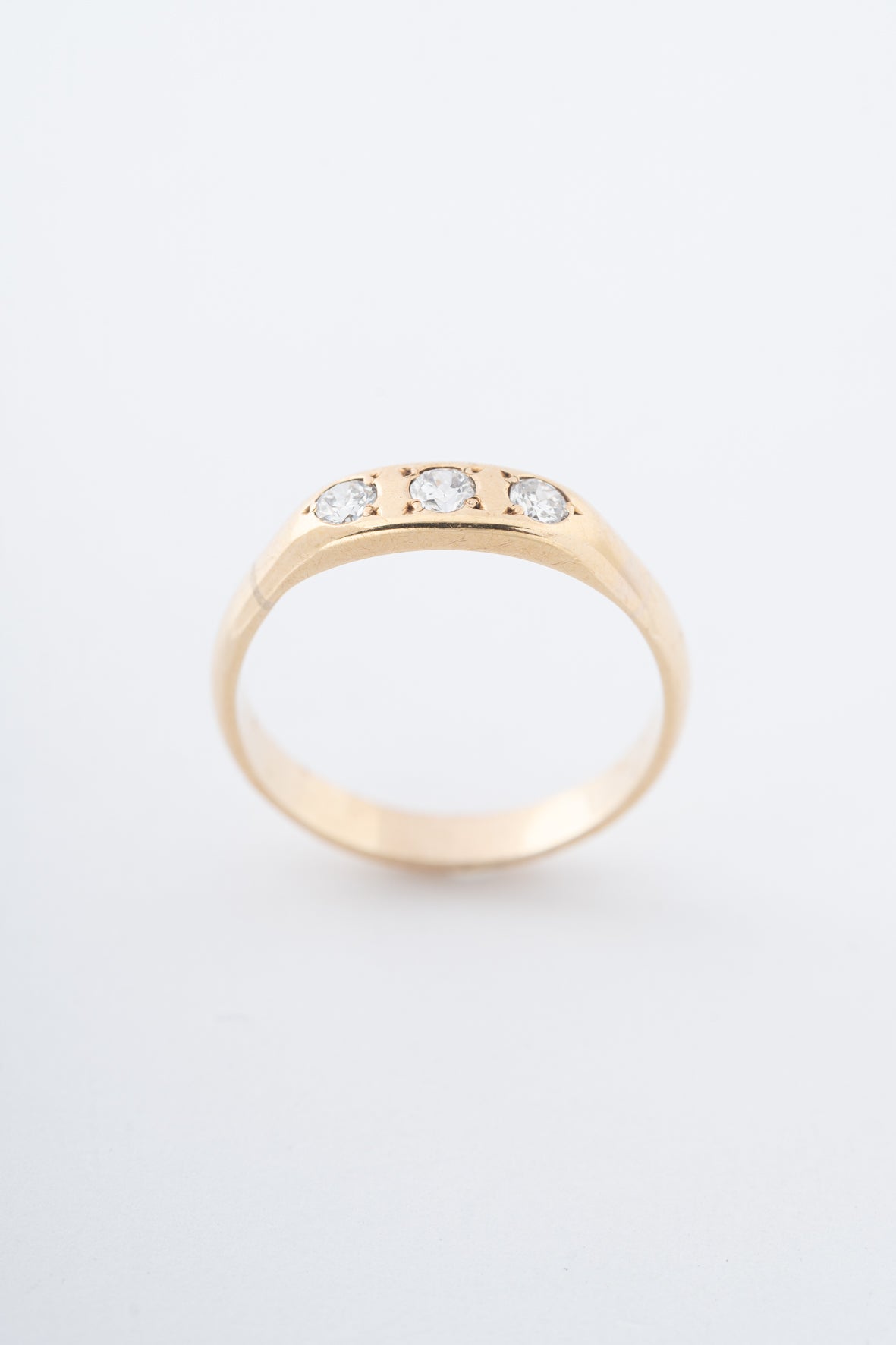 Geel gouden rij ring met briljanten