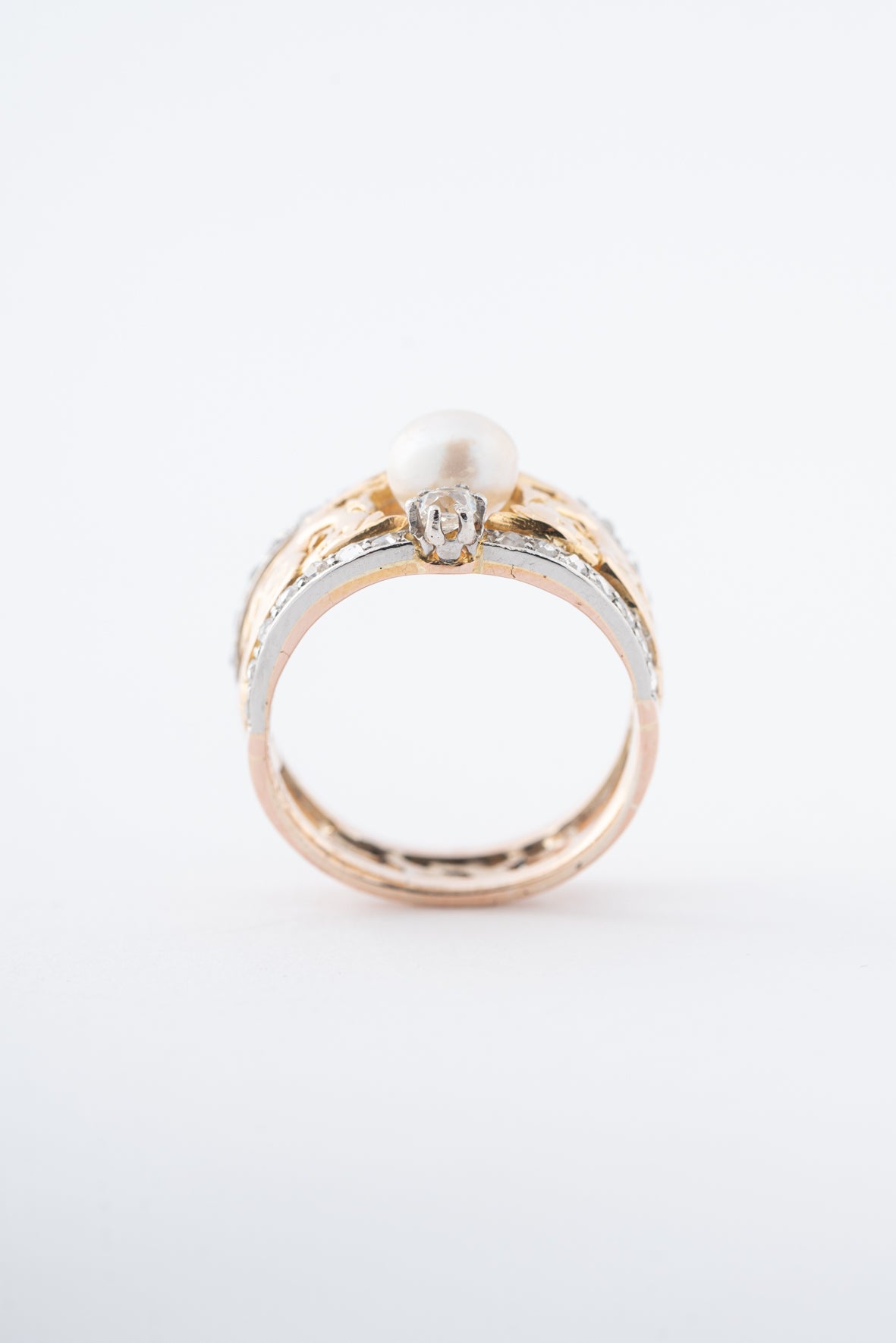 Yellow gold band ring with cultured pearl, brilliant and diamonds (BWG)