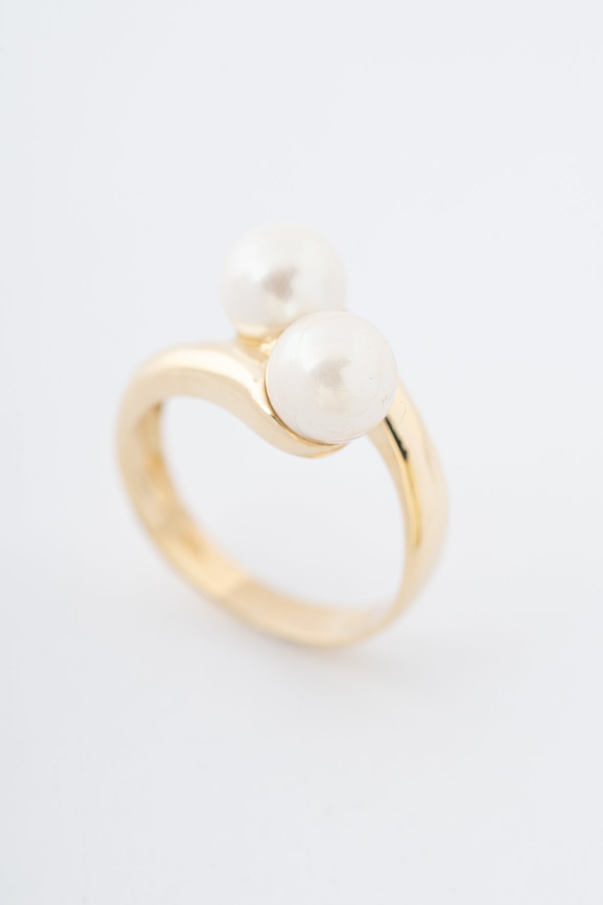 Yellow gold crossover ring with cultured pearls