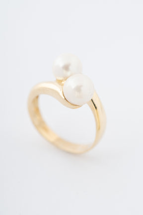 Yellow gold crossover ring with cultured pearls
