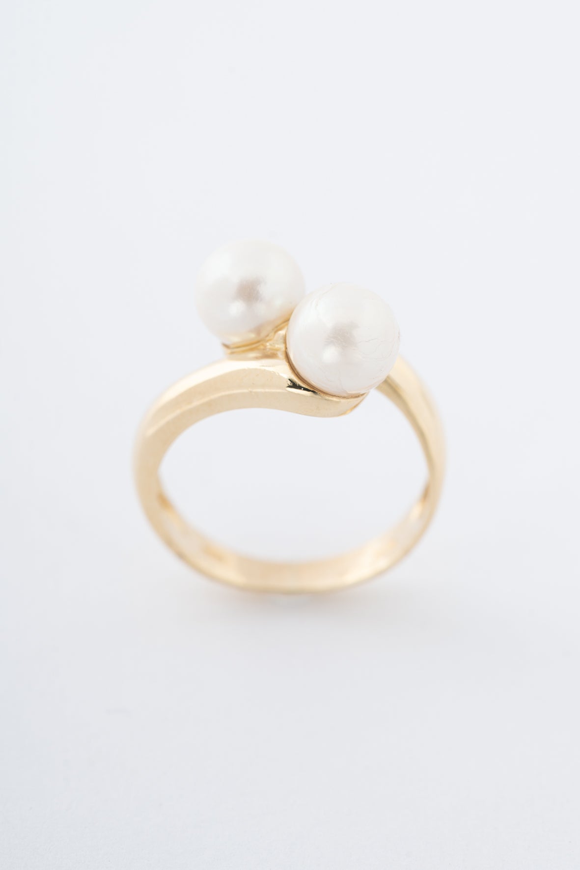 Yellow gold crossover ring with cultured pearls