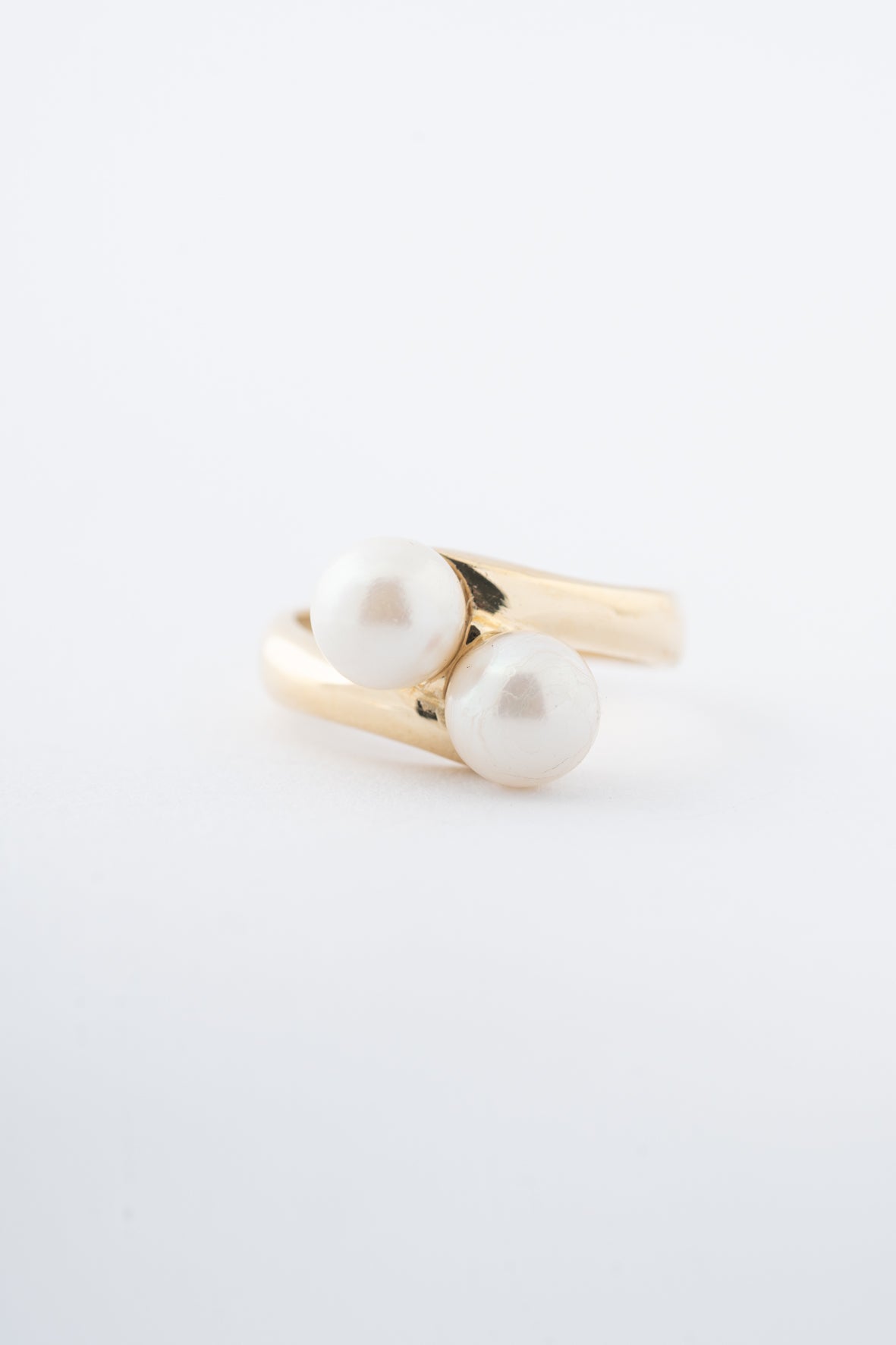 Yellow gold crossover ring with cultured pearls