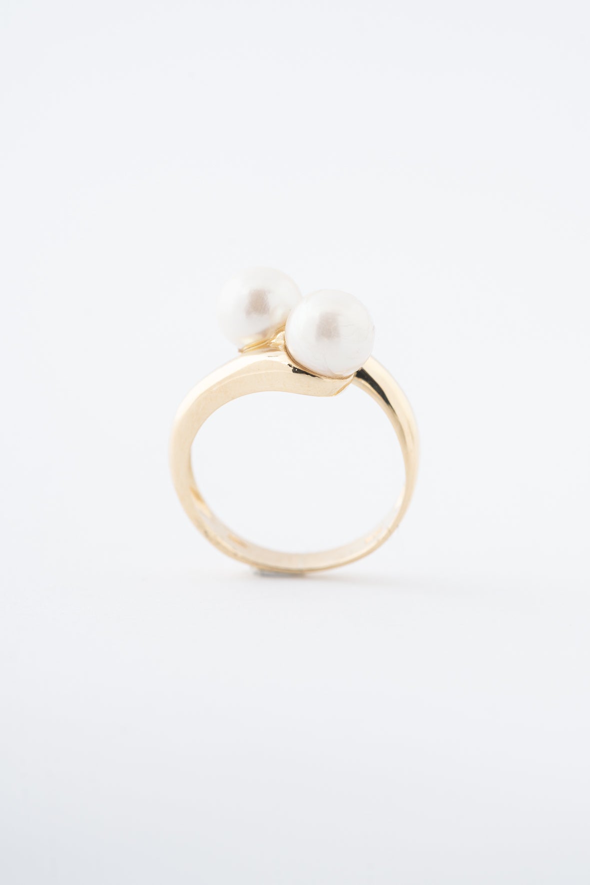 Yellow gold crossover ring with cultured pearls