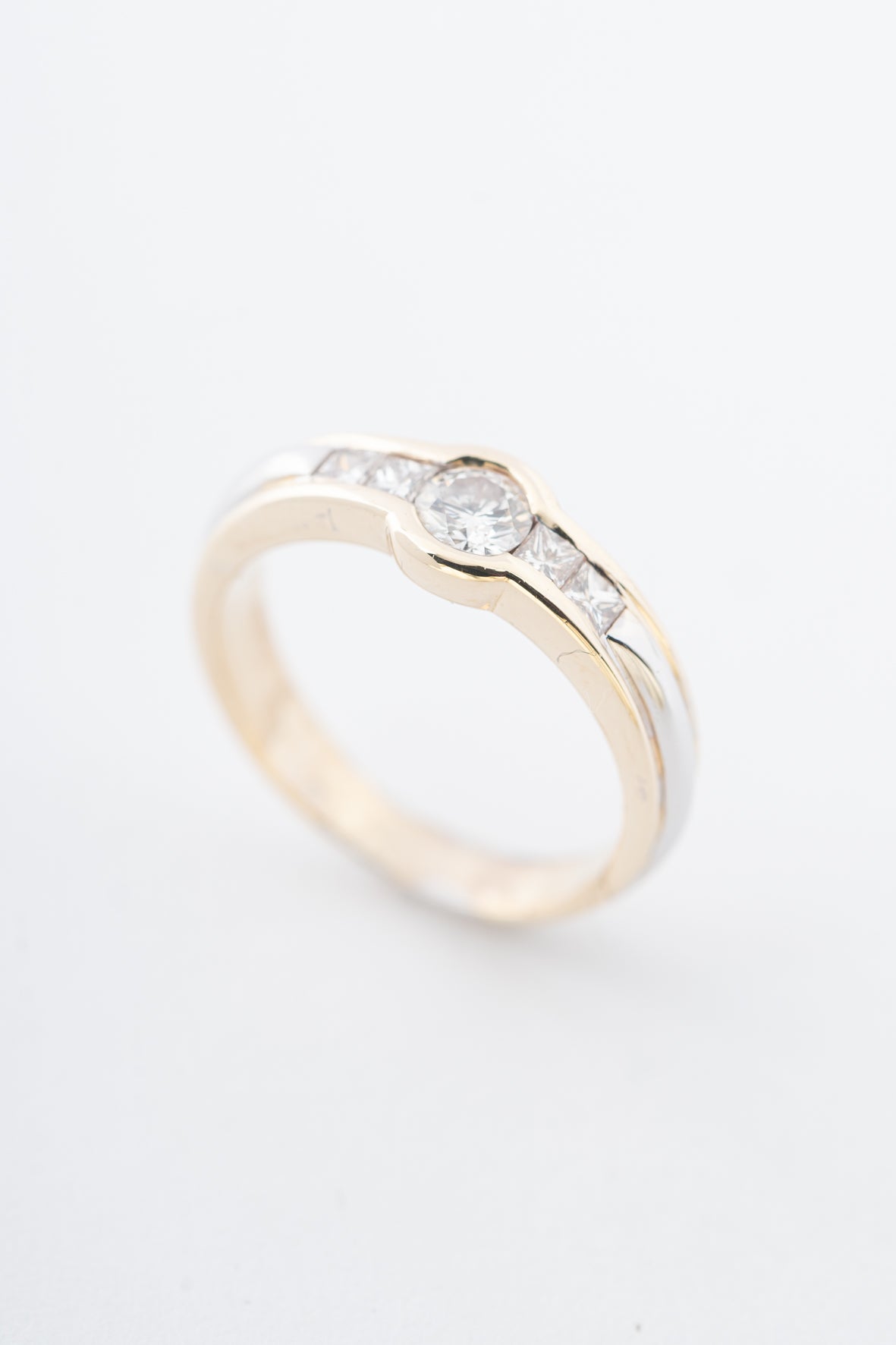 White/yellow gold ring with brilliant-cut diamonds