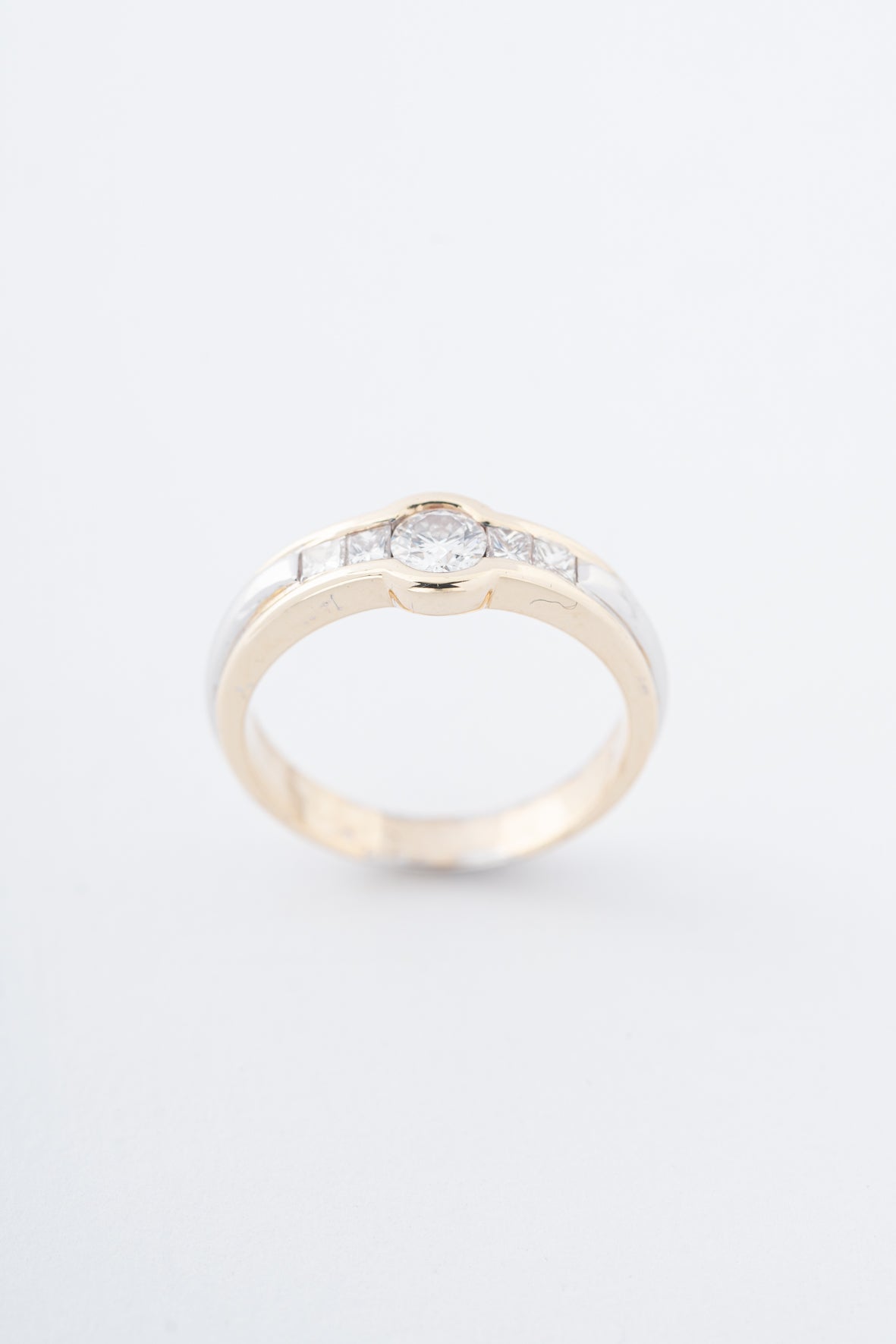 White/yellow gold ring with brilliant-cut diamonds