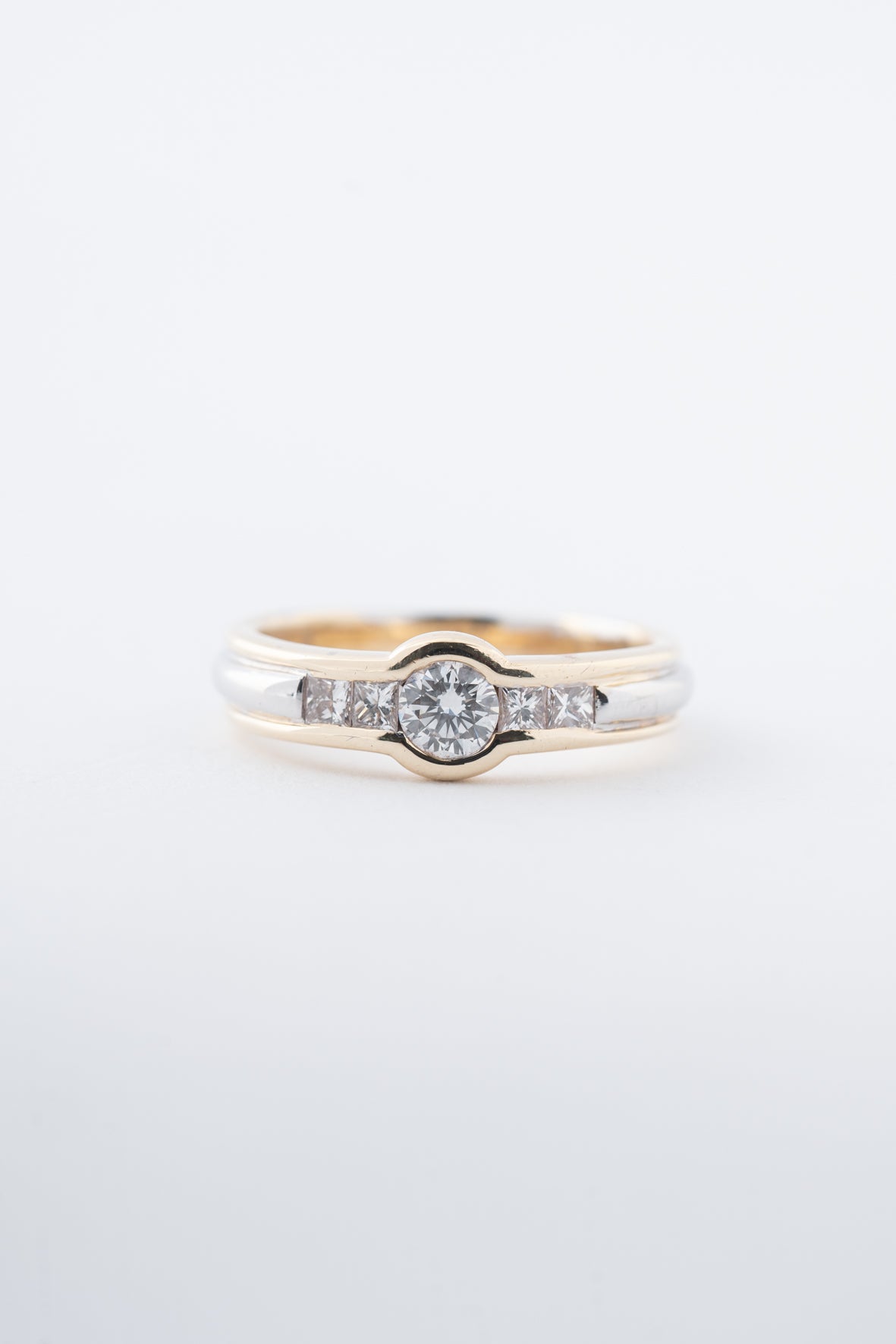 White/yellow gold ring with brilliant-cut diamonds