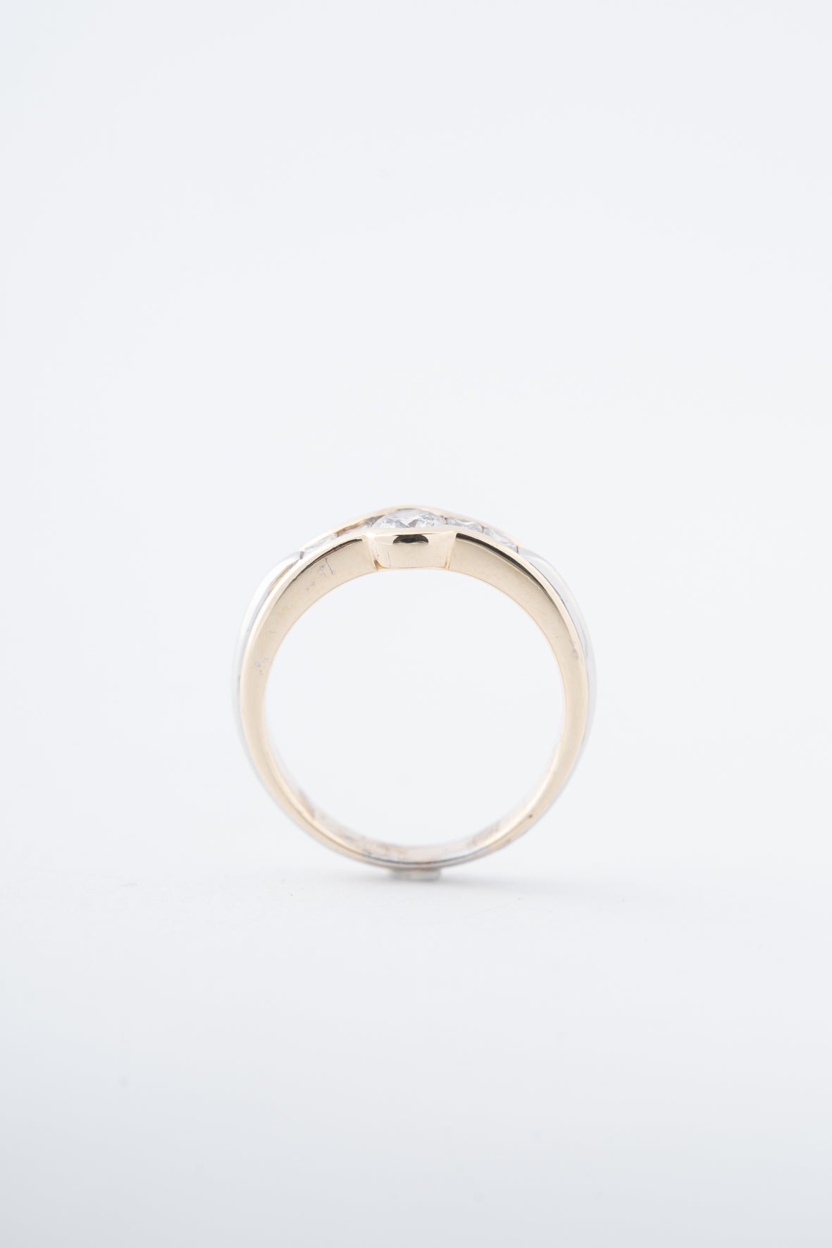 White/yellow gold ring with brilliant-cut diamonds