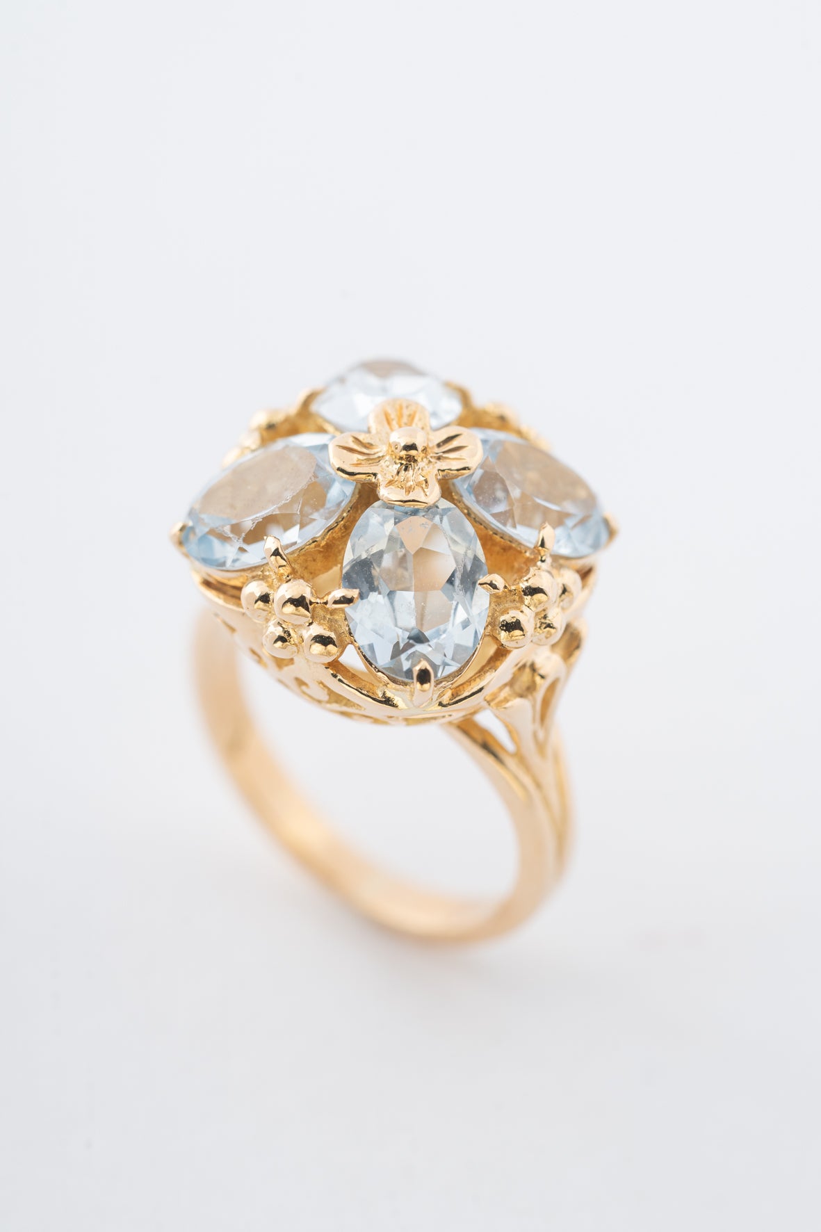 Geel gouden ring met blauwe spinel