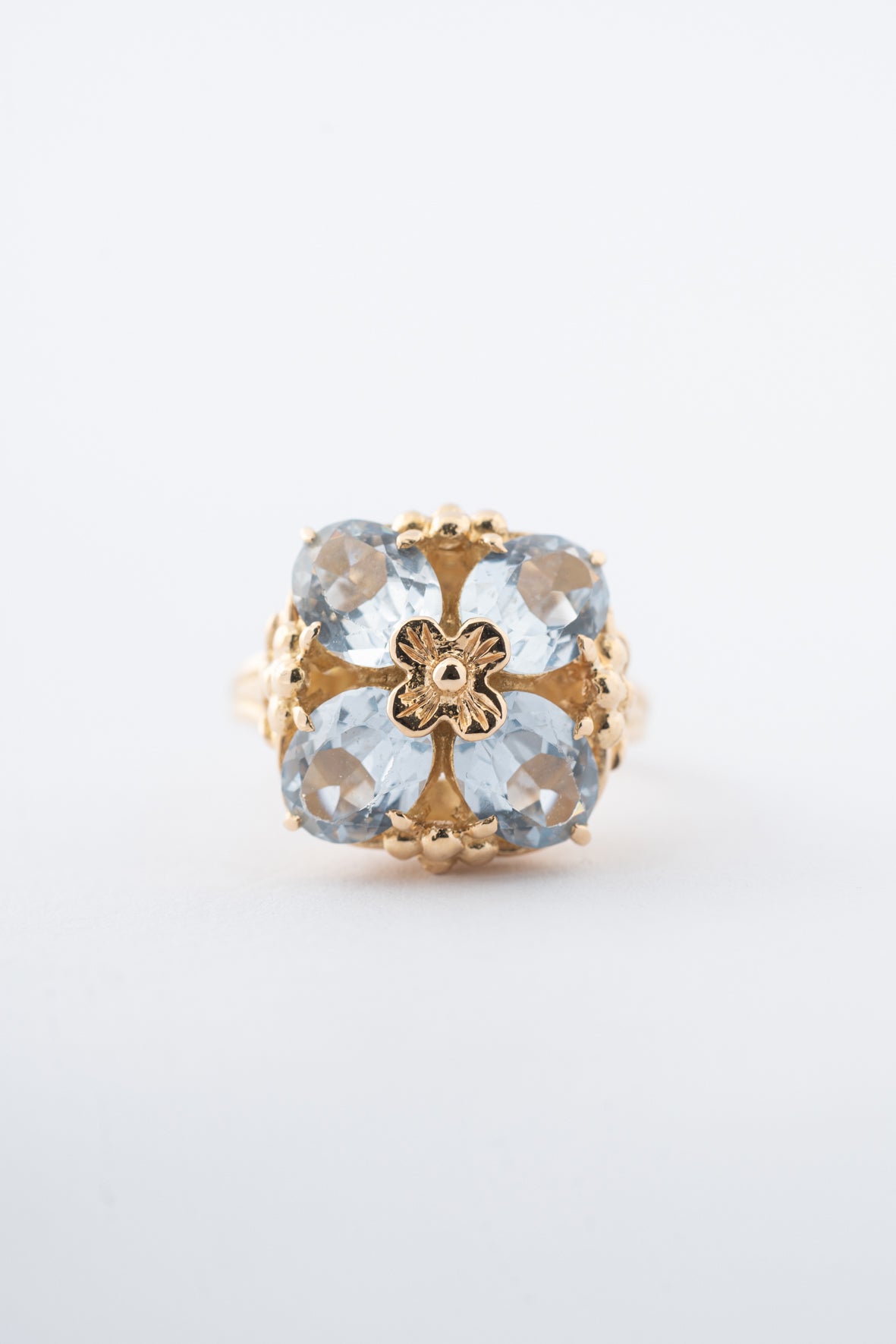 Geel gouden ring met blauwe spinel