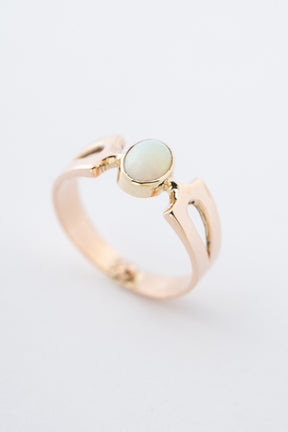 Geel gouden ring met een opaal