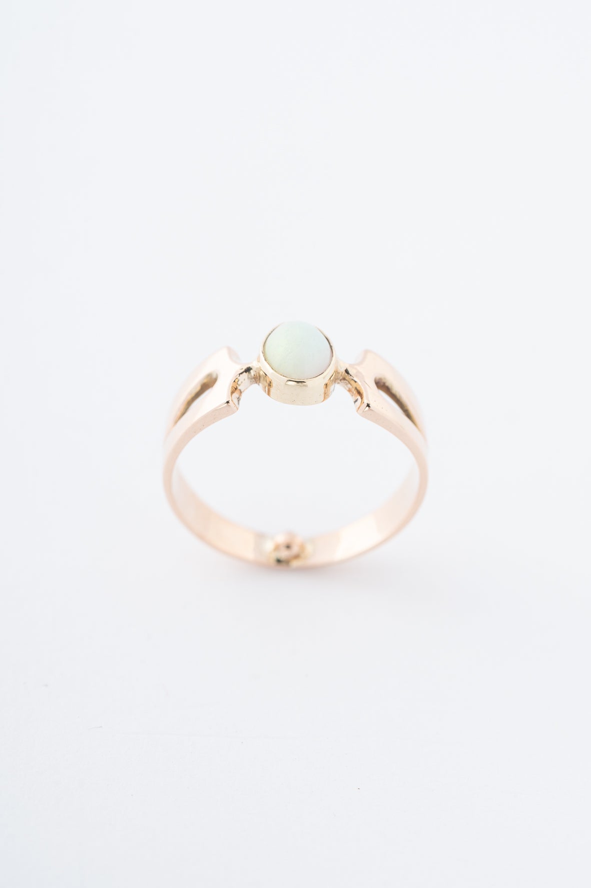 Geel gouden ring met een opaal