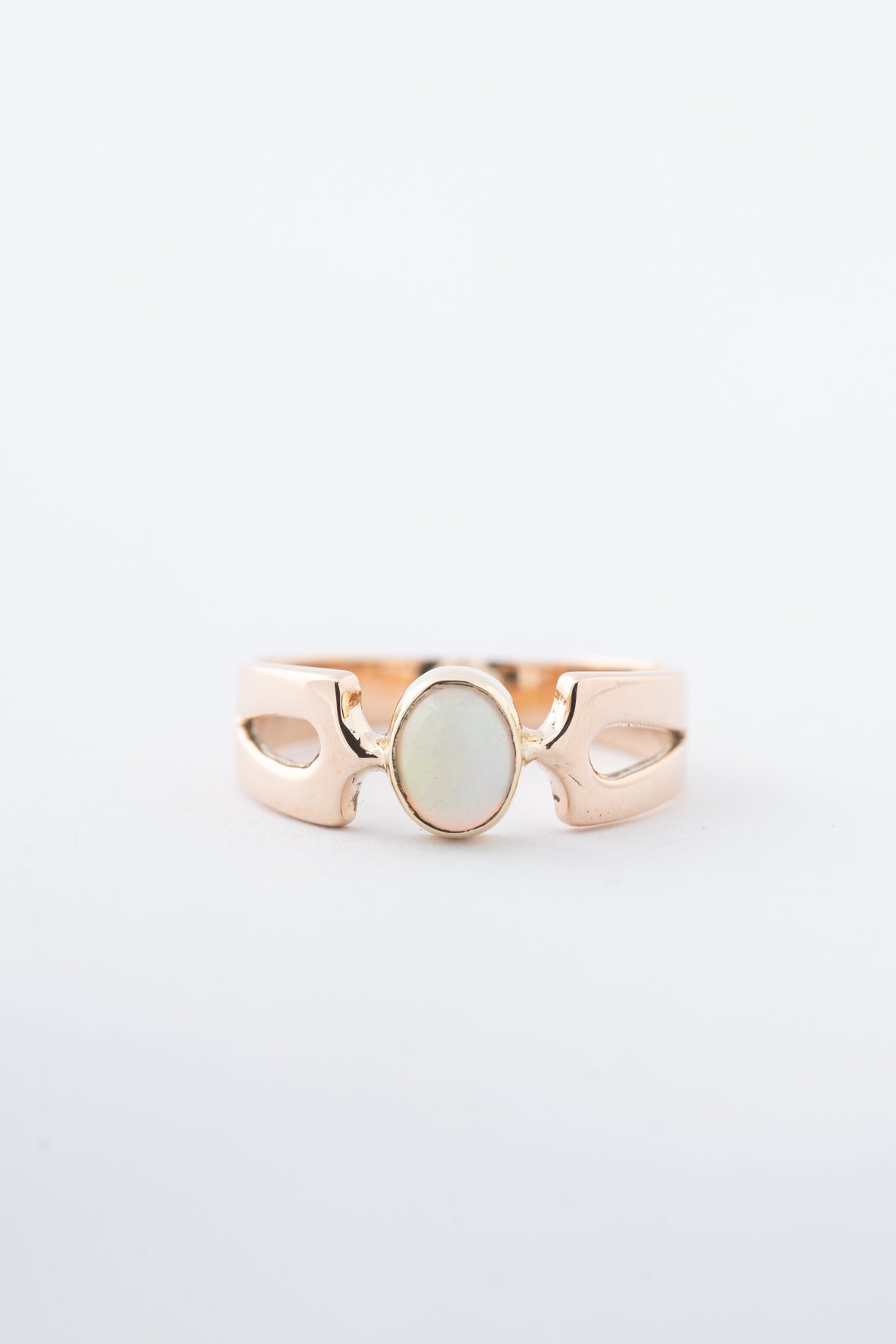Geel gouden ring met een opaal