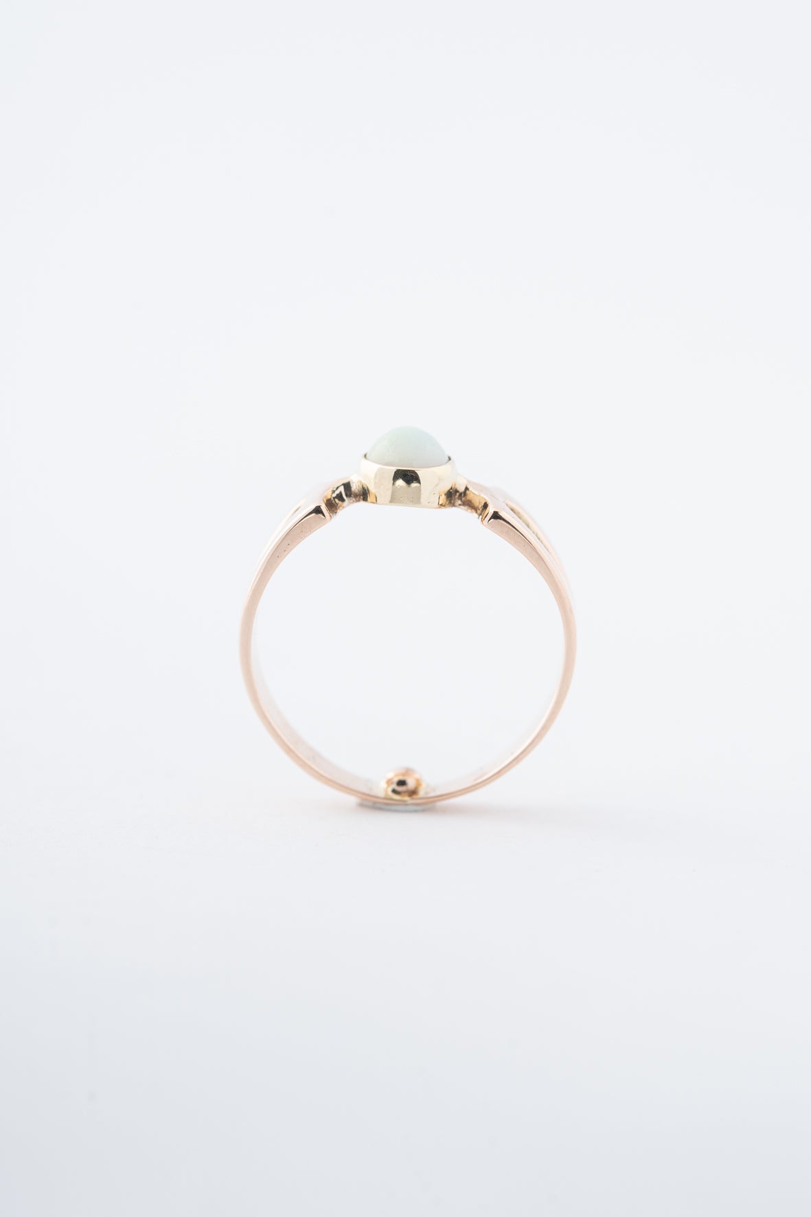 Geel gouden ring met een opaal