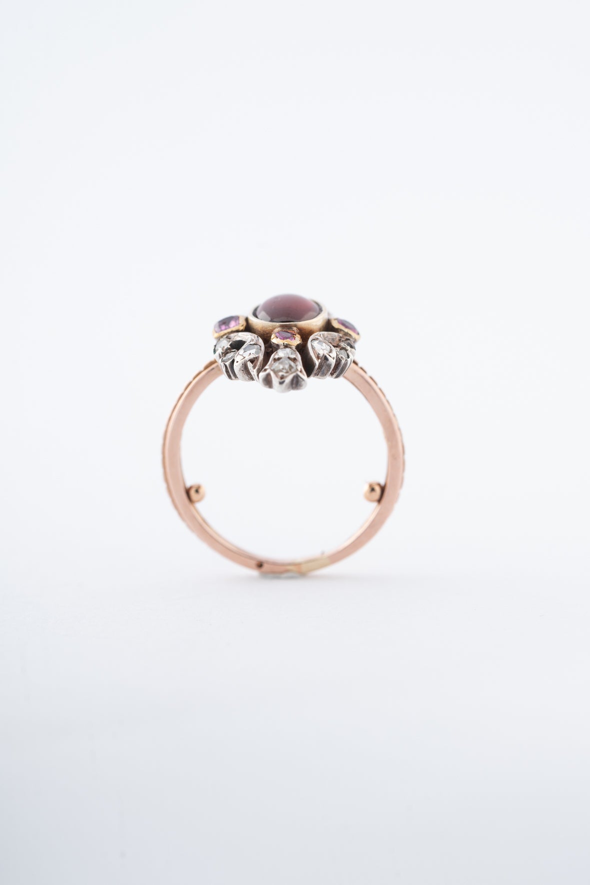 Geel gouden markies ring met een granaat, robijnen en diamanten