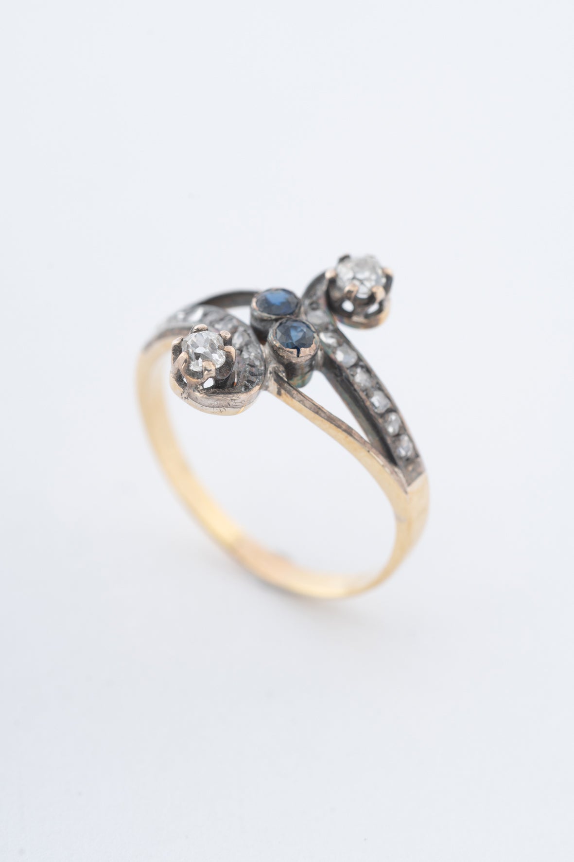 Antieke geel gouden slag ring met diamanten en saffieren