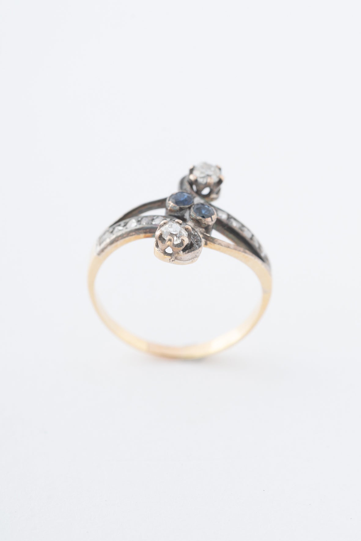 Antieke geel gouden slag ring met diamanten en saffieren