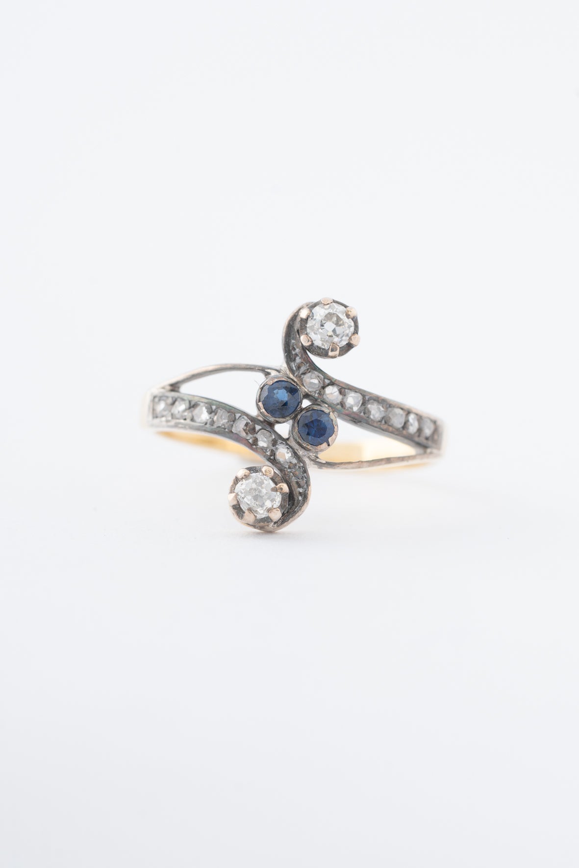 Antieke geel gouden slag ring met diamanten en saffieren