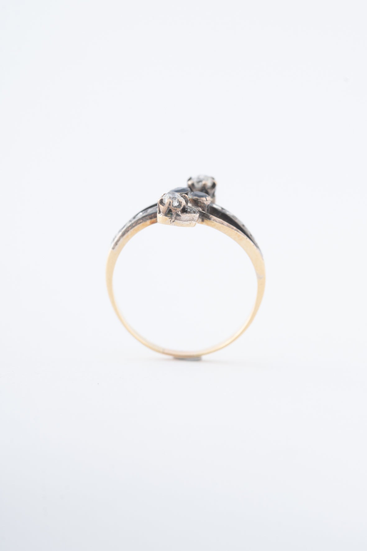 Antieke geel gouden slag ring met diamanten en saffieren