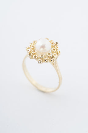 Yellow gold ring with cultured pearl