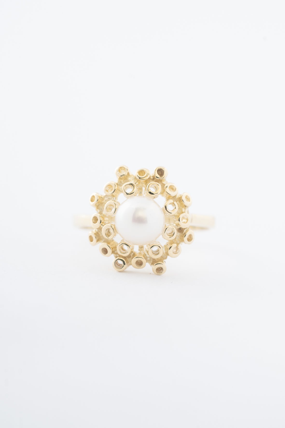 Yellow gold ring with cultured pearl