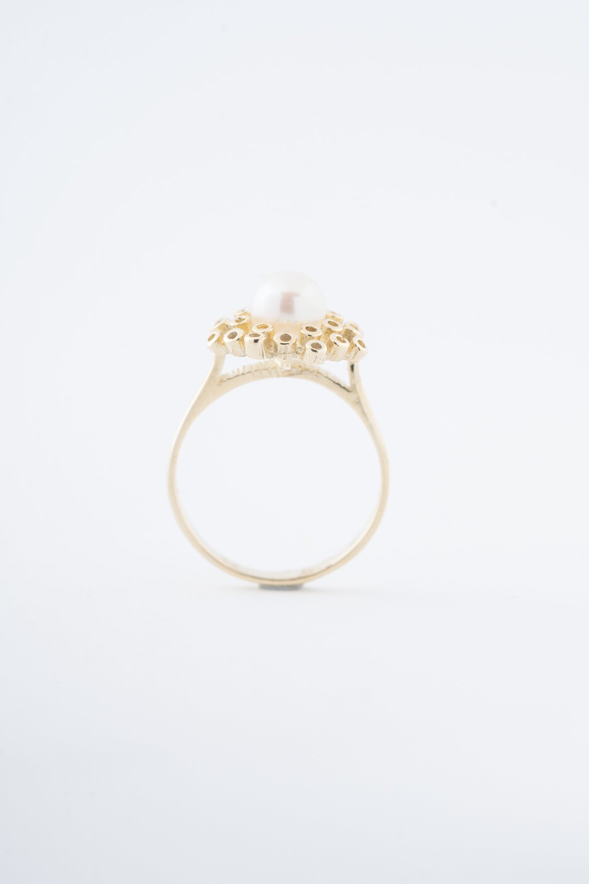 Yellow gold ring with cultured pearl