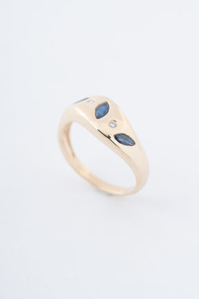 Yellow gold ring with sapphires and brilliant cut diamonds