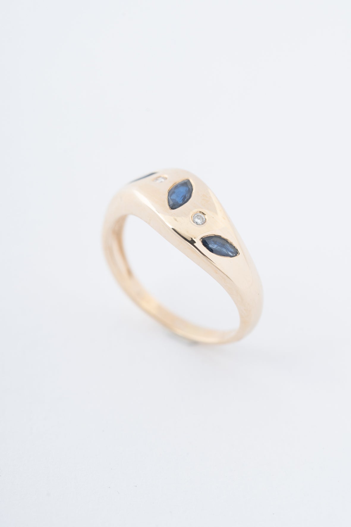 Geel gouden ring met saffieren en briljanten
