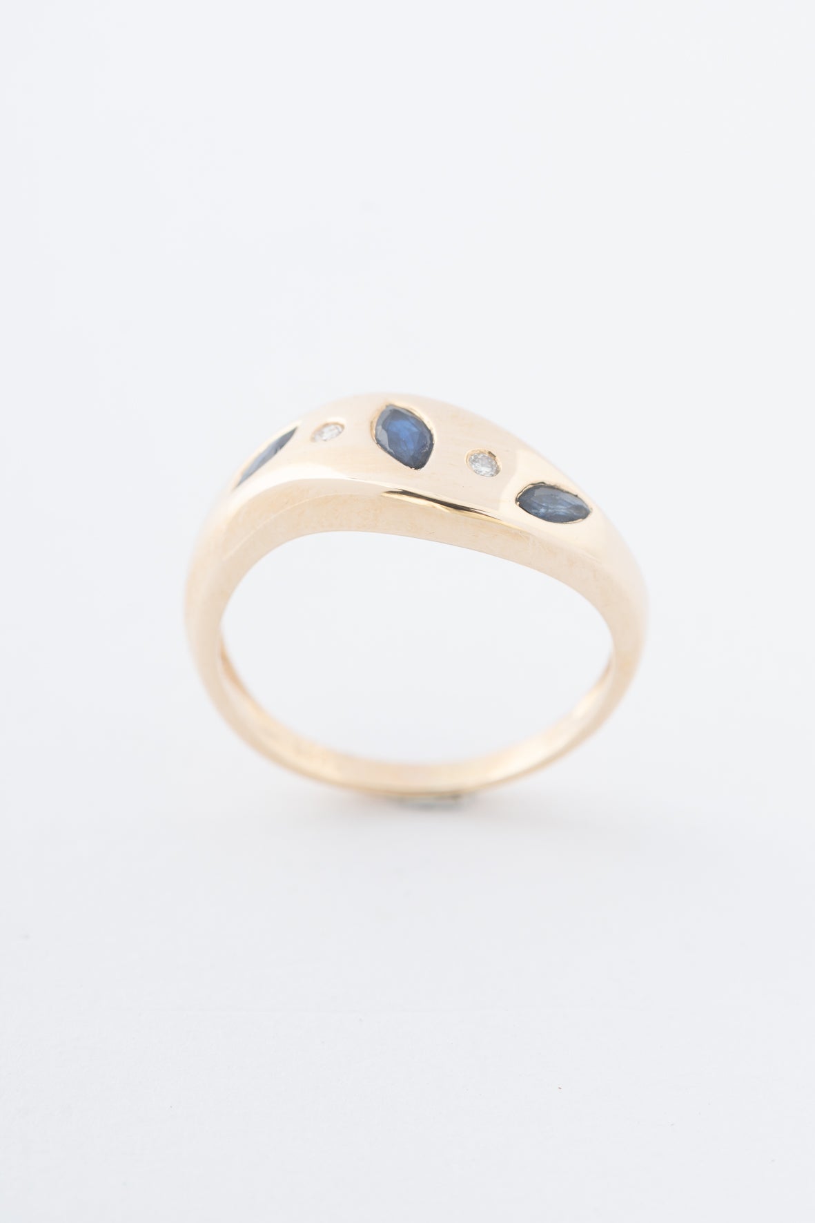 Geel gouden ring met saffieren en briljanten