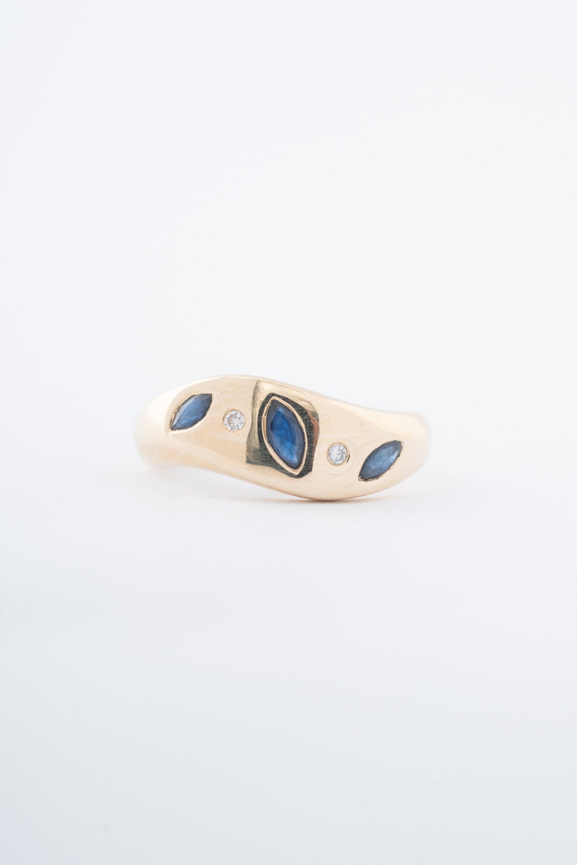 Yellow gold ring with sapphires and brilliant cut diamonds