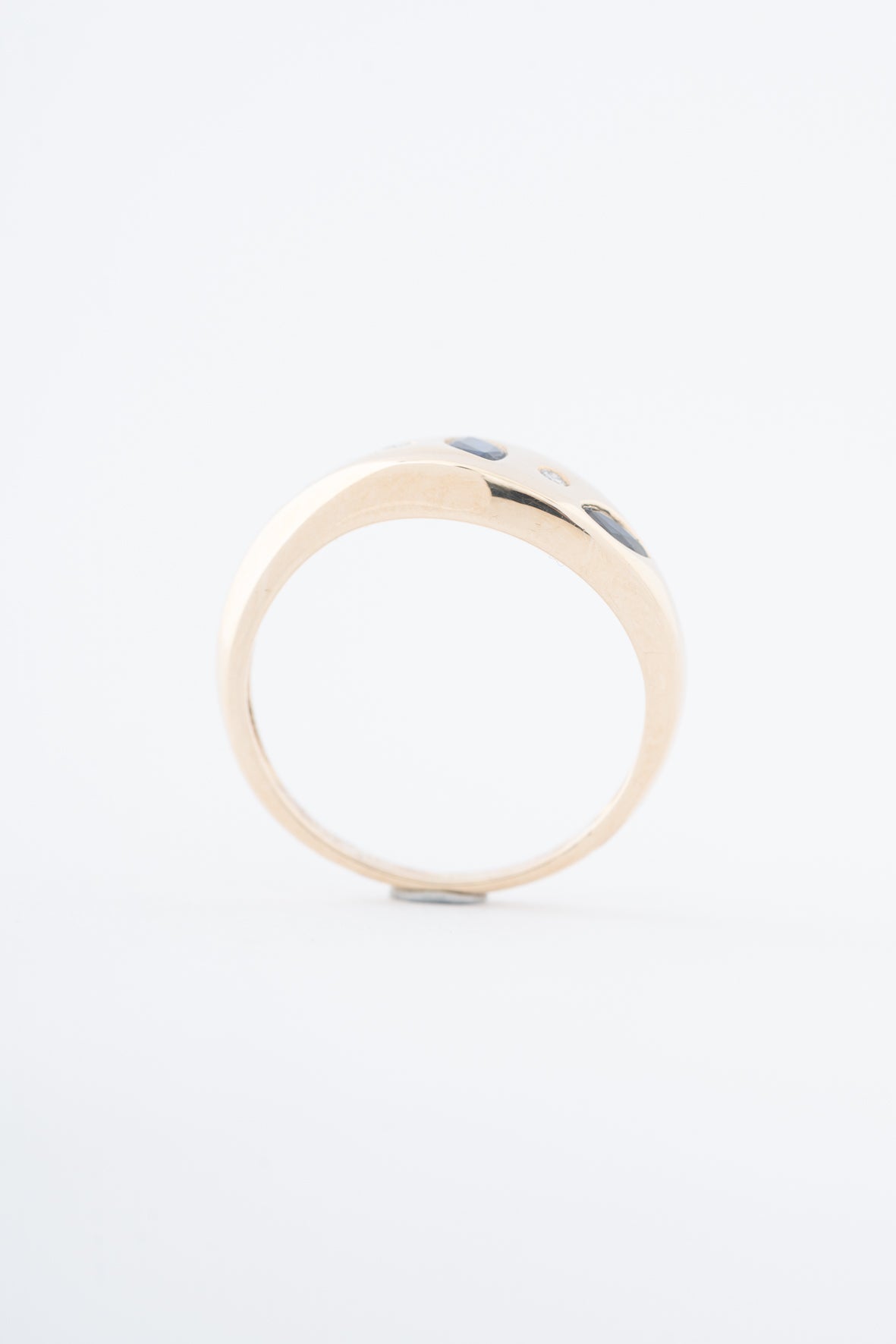Yellow gold ring with sapphires and brilliant cut diamonds