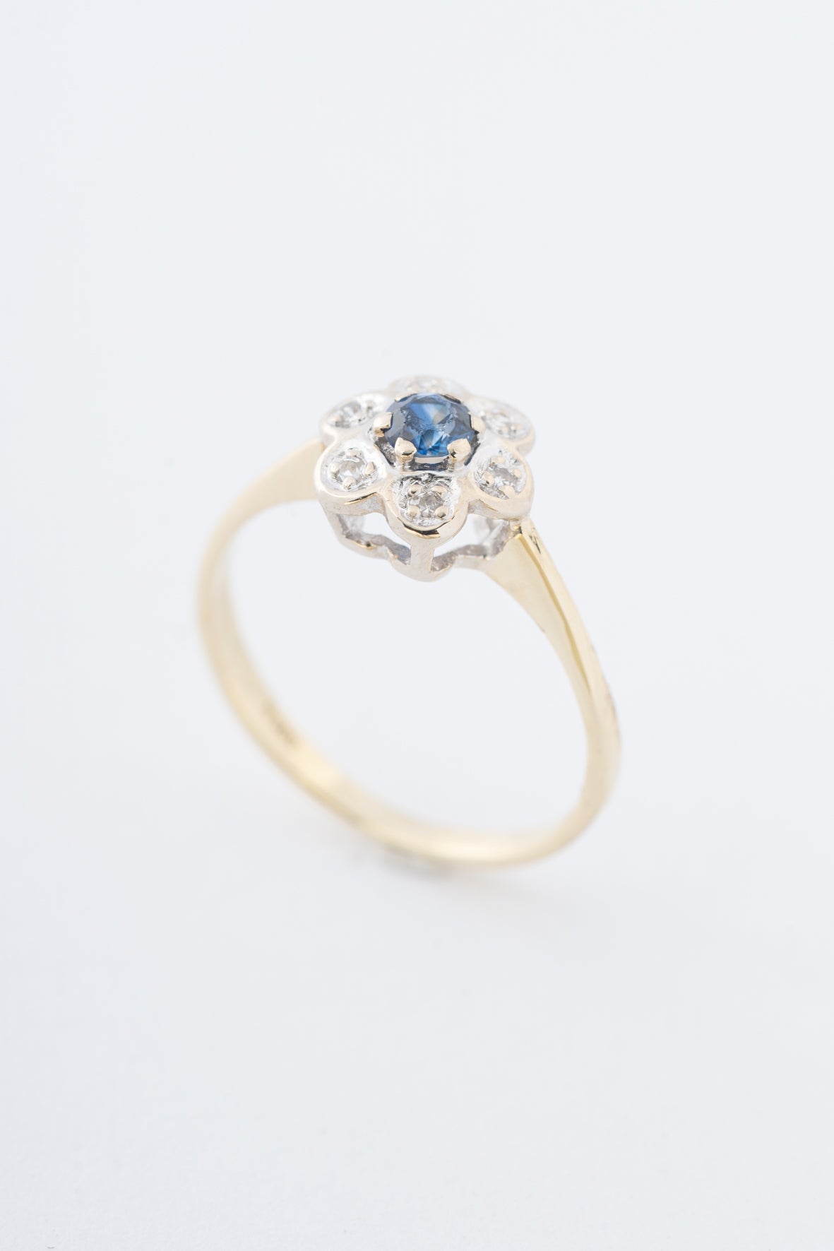 Geel gouden entourage ring met saffier en briljanten