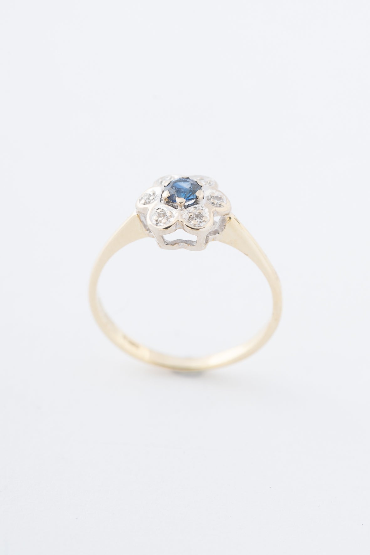 Geel gouden entourage ring met saffier en briljanten