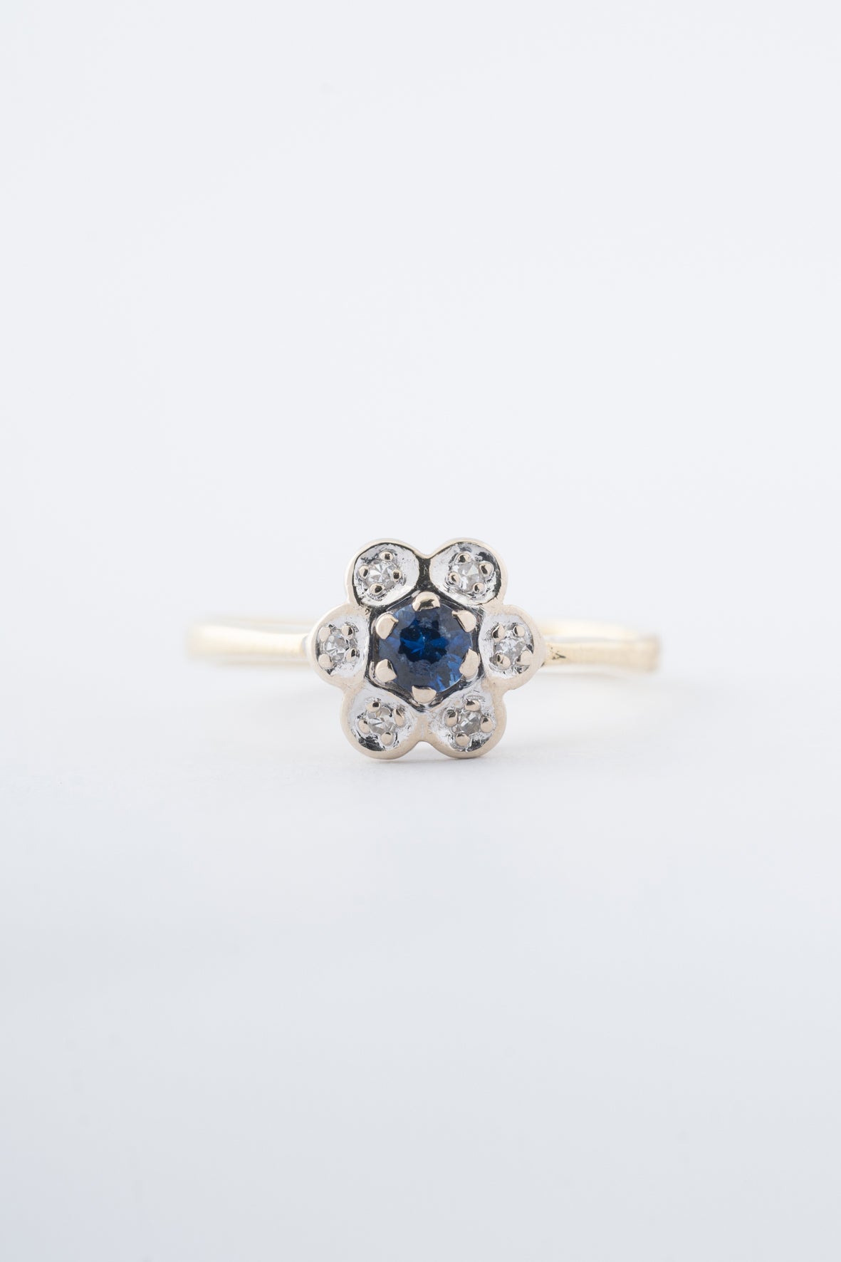 Yellow gold entourage ring with sapphire and brilliant-cut diamonds